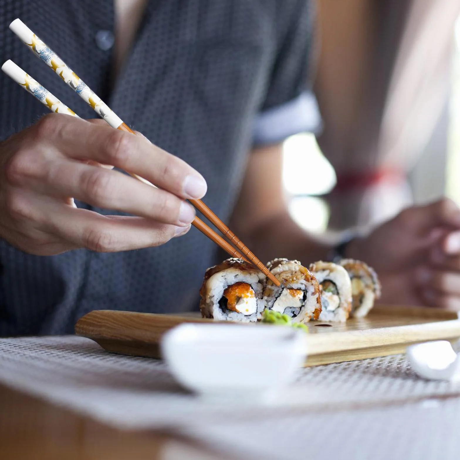 BAIFULAI Zestaw 2 par drewnianych pałeczek do sushi z ceramicznym uchwytem na papier żurawia