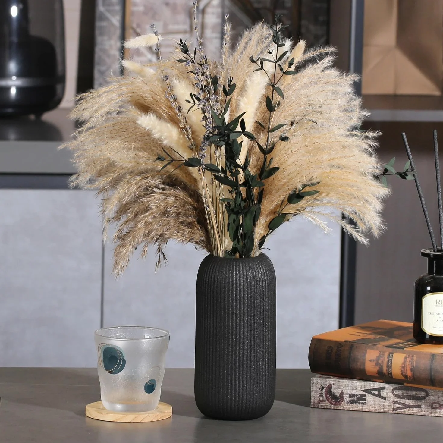 Nowoczesny wazon ceramiczny, biały, żebrowany, kształt cylindryczny (czarny)