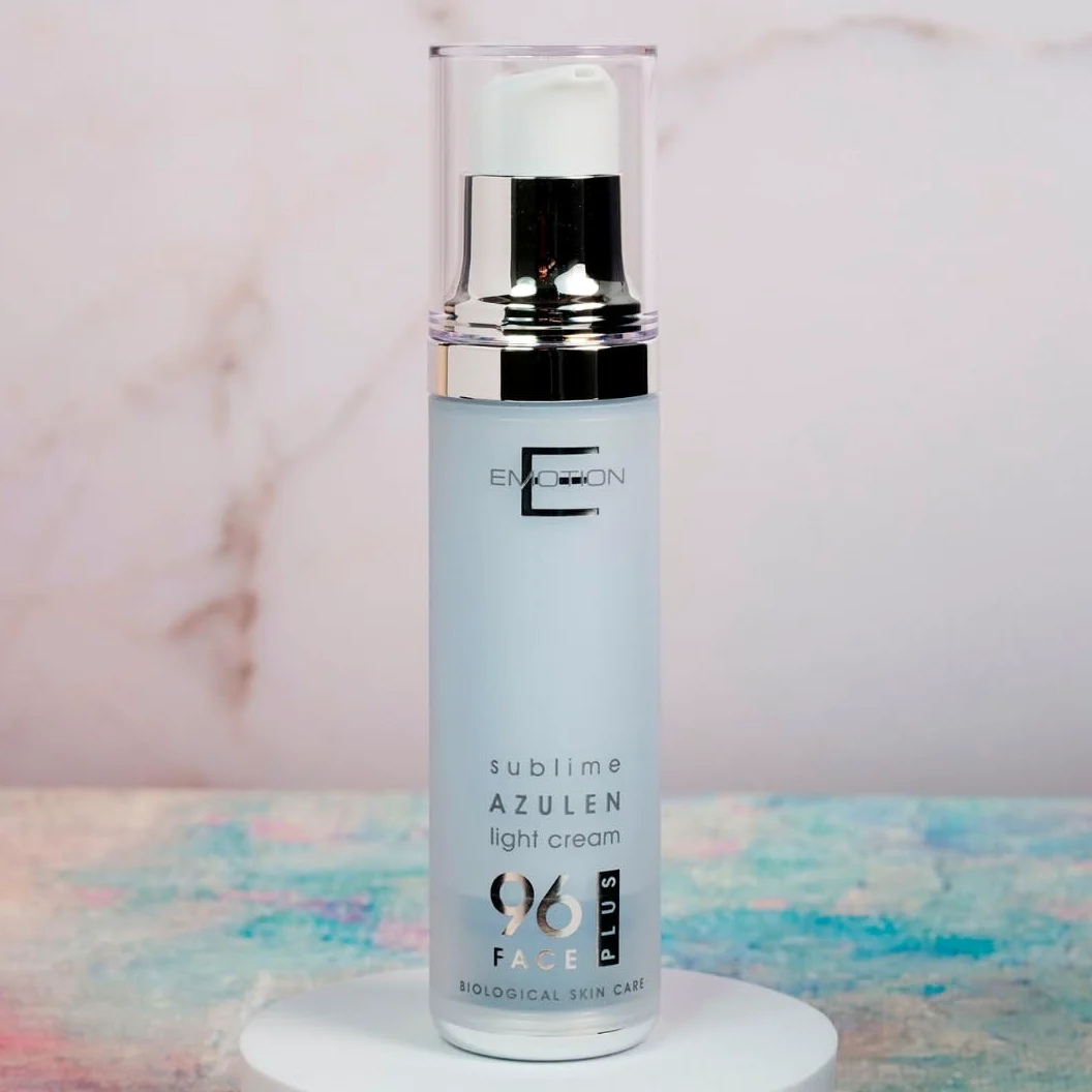 AZULEN krem do twarzy na dzień LIGHT CREAM dla delikatnej skóry lub z tendencją do zaczerwienienia i wysychania.Formuła 50 ml AIRLESS