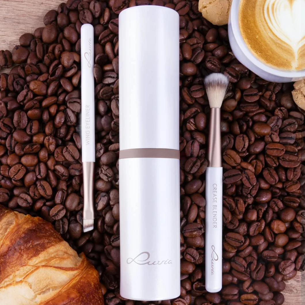 Zestaw pędzli do makijażu Luvia, zestaw podróżny Macchiato, 5 pędzli kosmetycznych wraz z pojemnikiem na pędzle do makijażu, wegańskie (Biały/Macchiato)