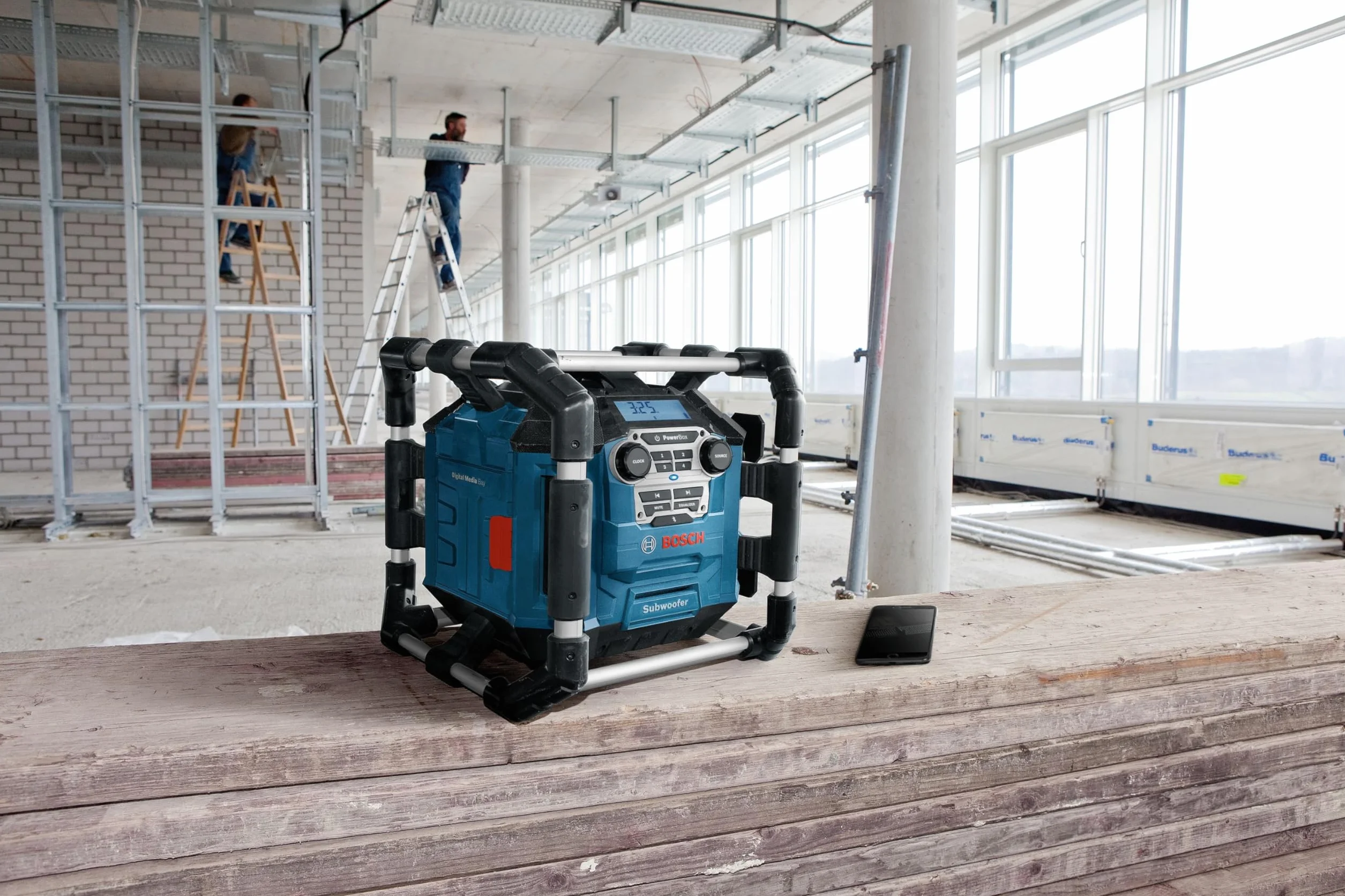 Bosch Professional system 18V: akumulatorowe radio budowlane GPB 18V-5 C (odbiór: Bluetooth, FM i AUX, przewód AUX, 2 baterie (AA))