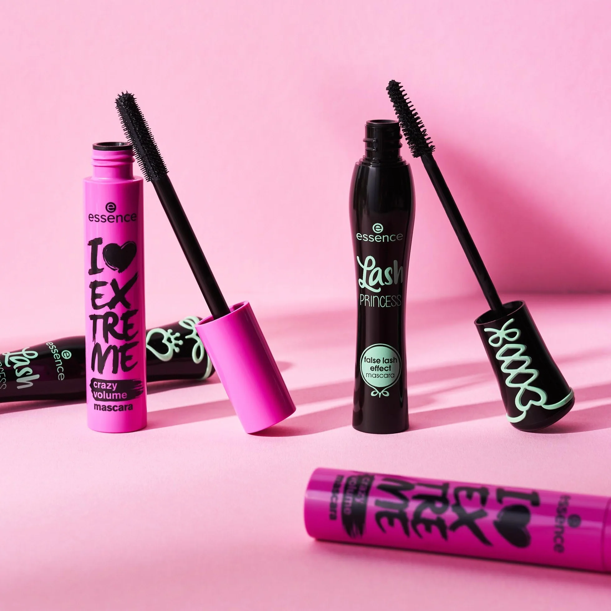 essence Maskara pogrubiająca do rzęs I LOVE EXTREME crazy volume, długotrwały, zwiększenie objętości, kręcony, wydłużanie (12ml)