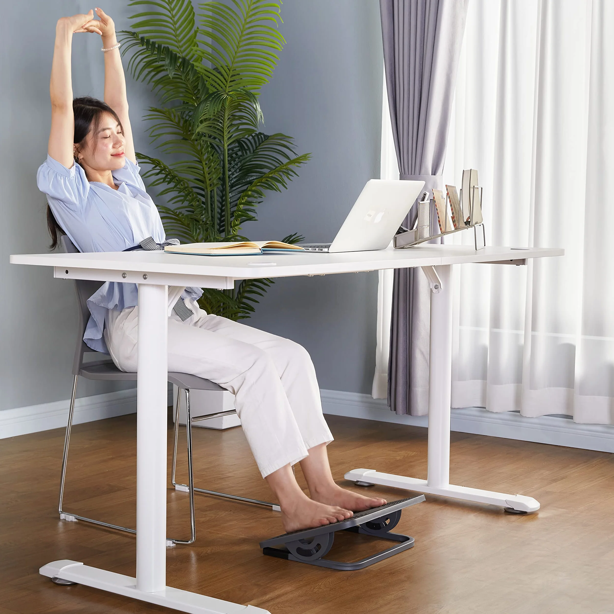 EUREKA ERGONOMIC Regulowany podnóżek z powierzchnią masującą, biurowy podnóżek pod biurkiem z metalową ramą, kąt nachylenia 20 stopni
