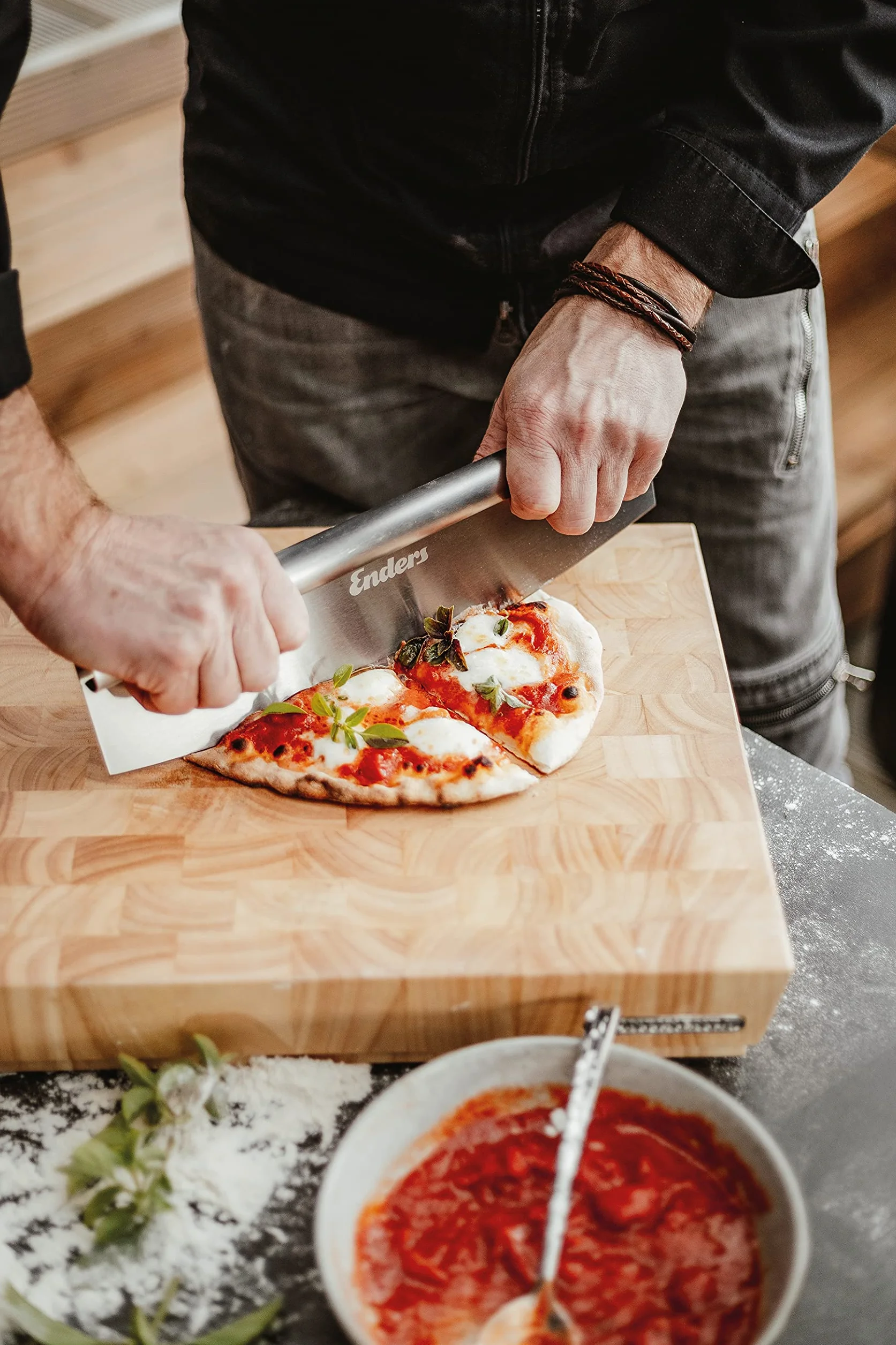 Enders Nóż do pizzy ze stali nierdzewnej 35,5 x 11 cm z nasadką ochronną