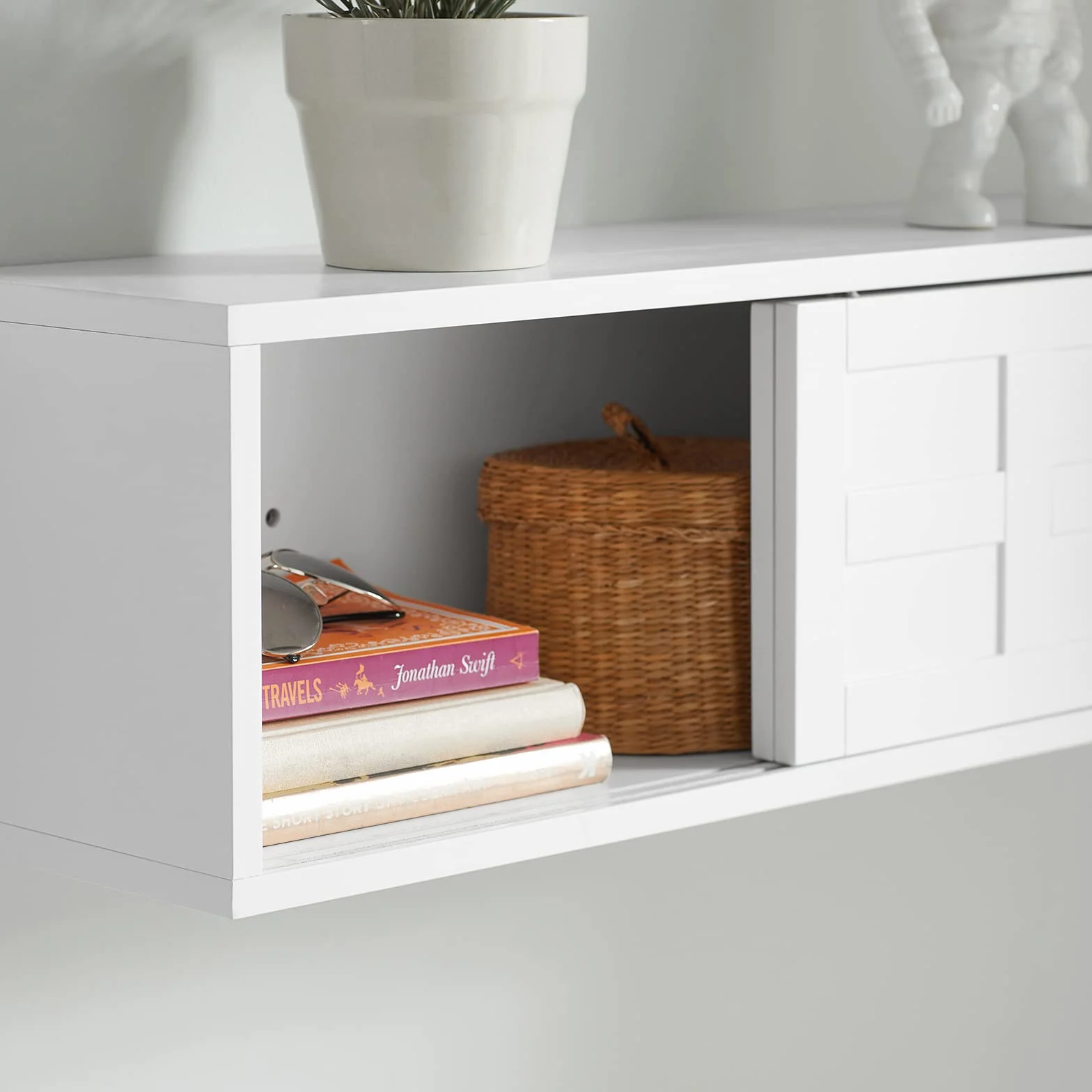 SoBuy Biała szafka do przechowywania montowana na ścianie z drzwiami przesuwnymi i otwartą półką 75 x 20 x 23 cm FHK18-W