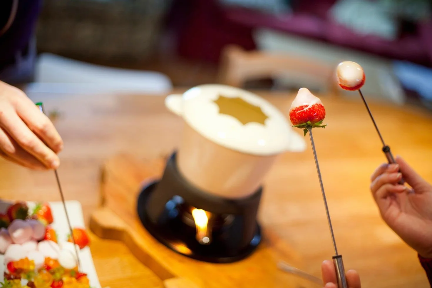 MasterClass Zestaw do fondue z żeliwa, garnek do fondue z 6 widelcami i emaliowaną miską z żeliwa, doskonała retencja ciepła i regulowany palnik, w pudełku prezentowym, kremowy, 21 x 18 cm