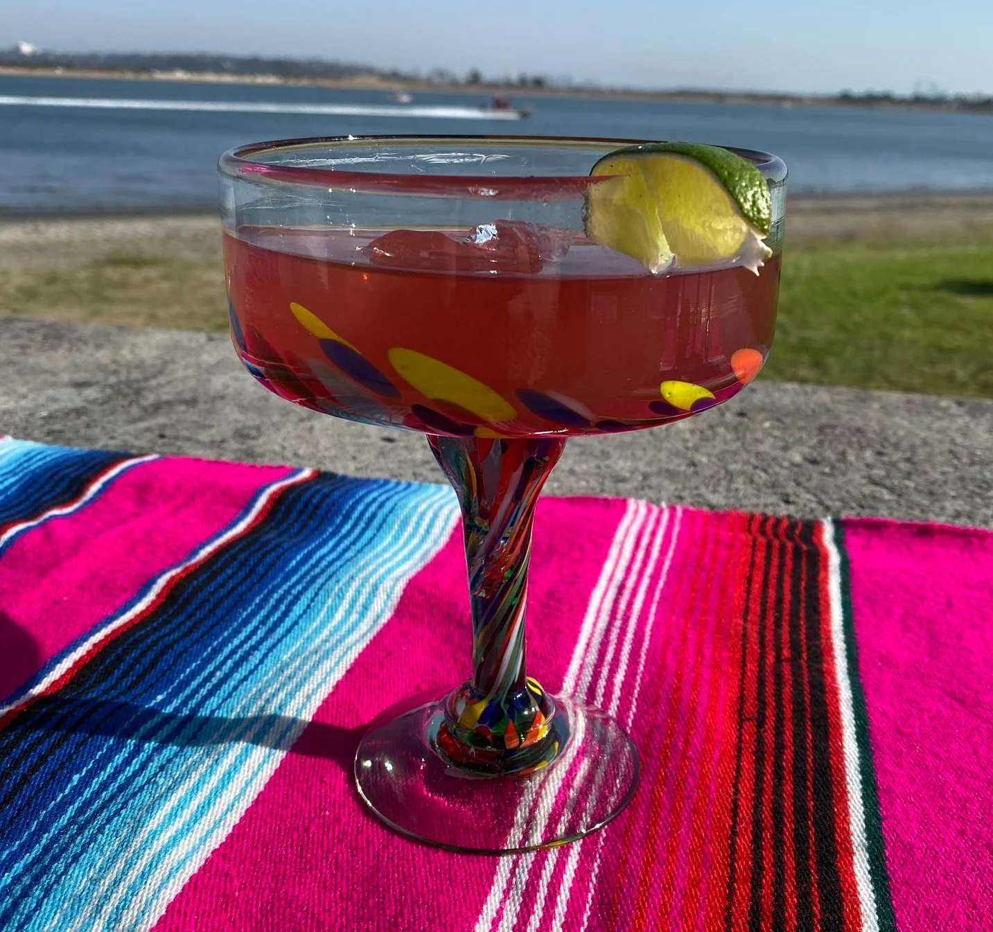 Mexikanisches mundgeblasenes Glas - 4er Set mundgeblasene Margarita-Gläser Konfetti Carmen (16 oz)