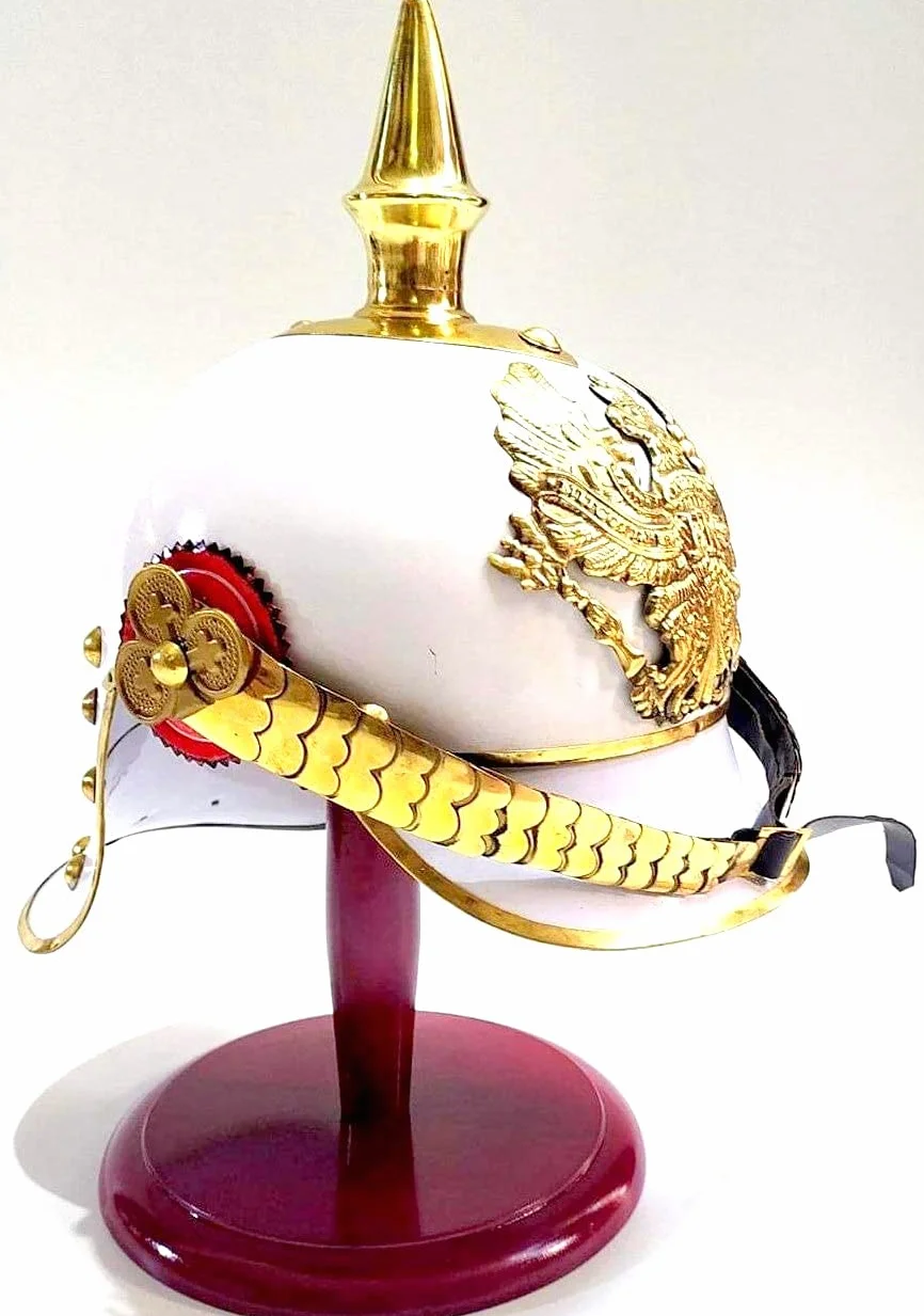 Hełm Pickelhaube pruski mosiądz biały czerwony wojskowy 31,8 cm