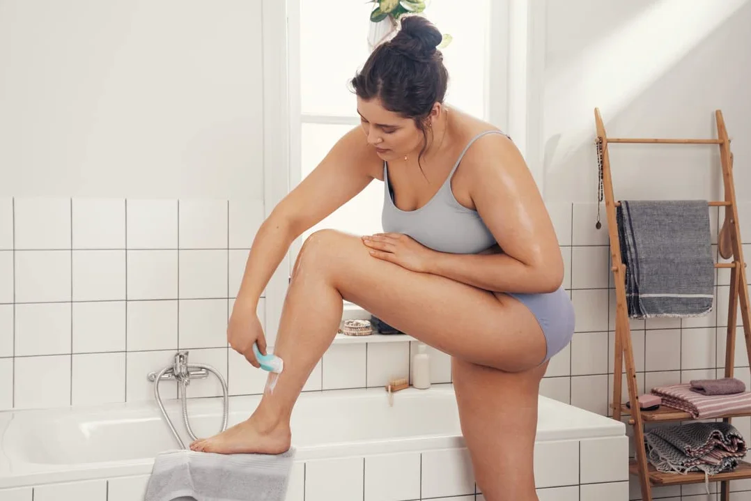 WILKINSON SWORD - Intuition Sensitive Care dla kobiet | nie wymaga żelu do golenia | uchwyt do golenia + 6 ostrzy wkład uzupełniający