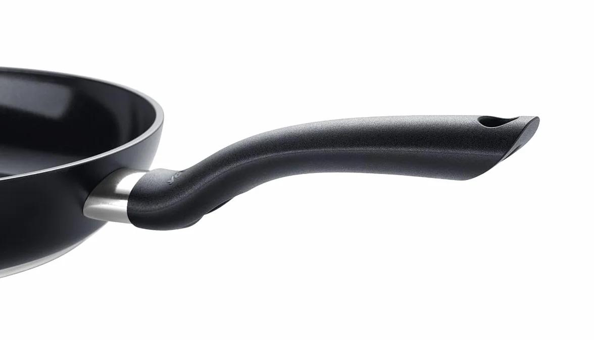 Fissler Essential Black/patelnia aluminiowa (20 cm) powlekana ceramiką, patelnia wyprodukowana bez PFAS/PTFE, indukcja – Made in Germany