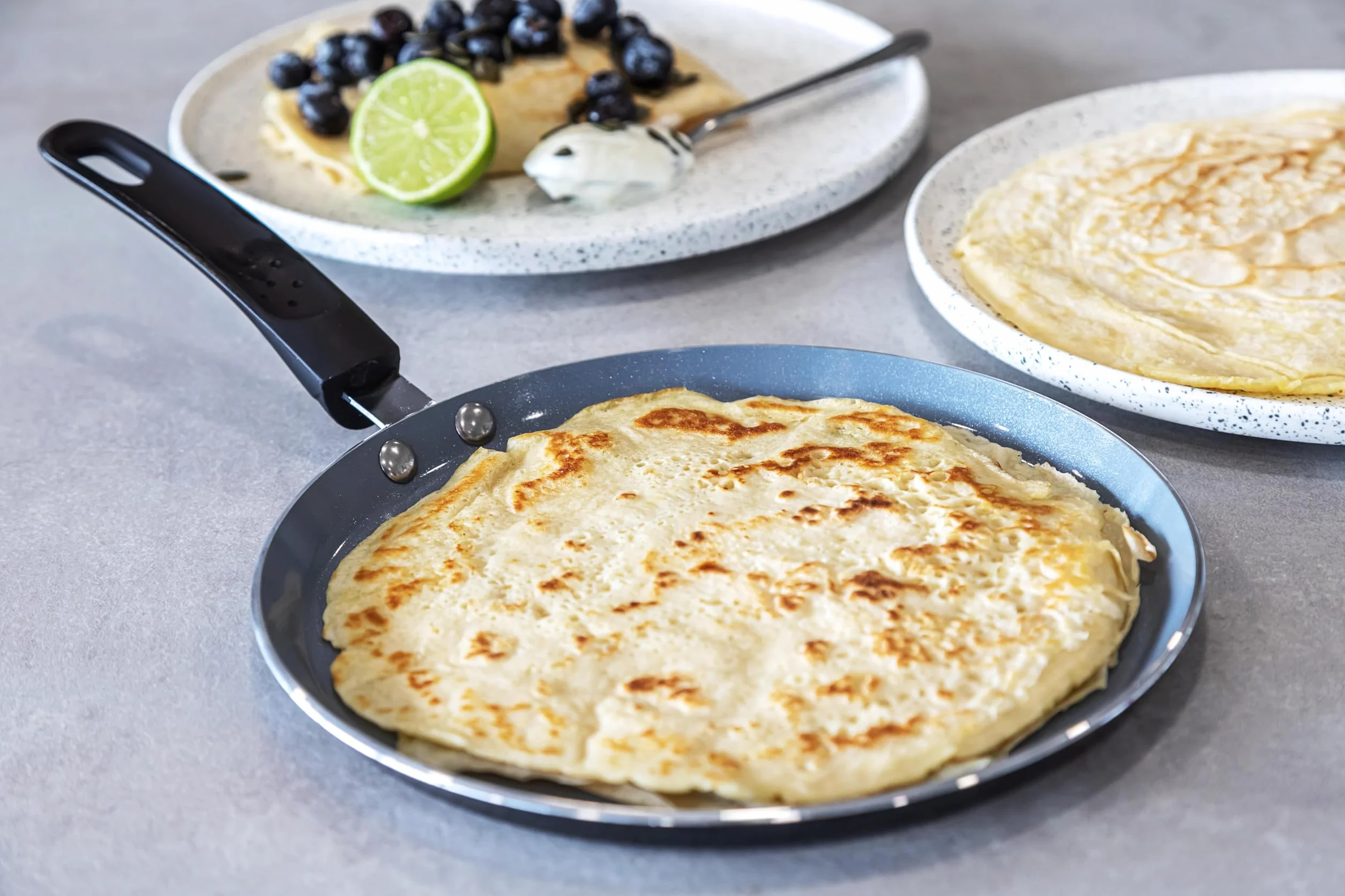 MasterClass Eco Induction Crepe/Pancake Pan 24 cm Powłoka Nieprzywierająca PTFE PFOA BPA Aluminium Żelazo Czarny Niebieski