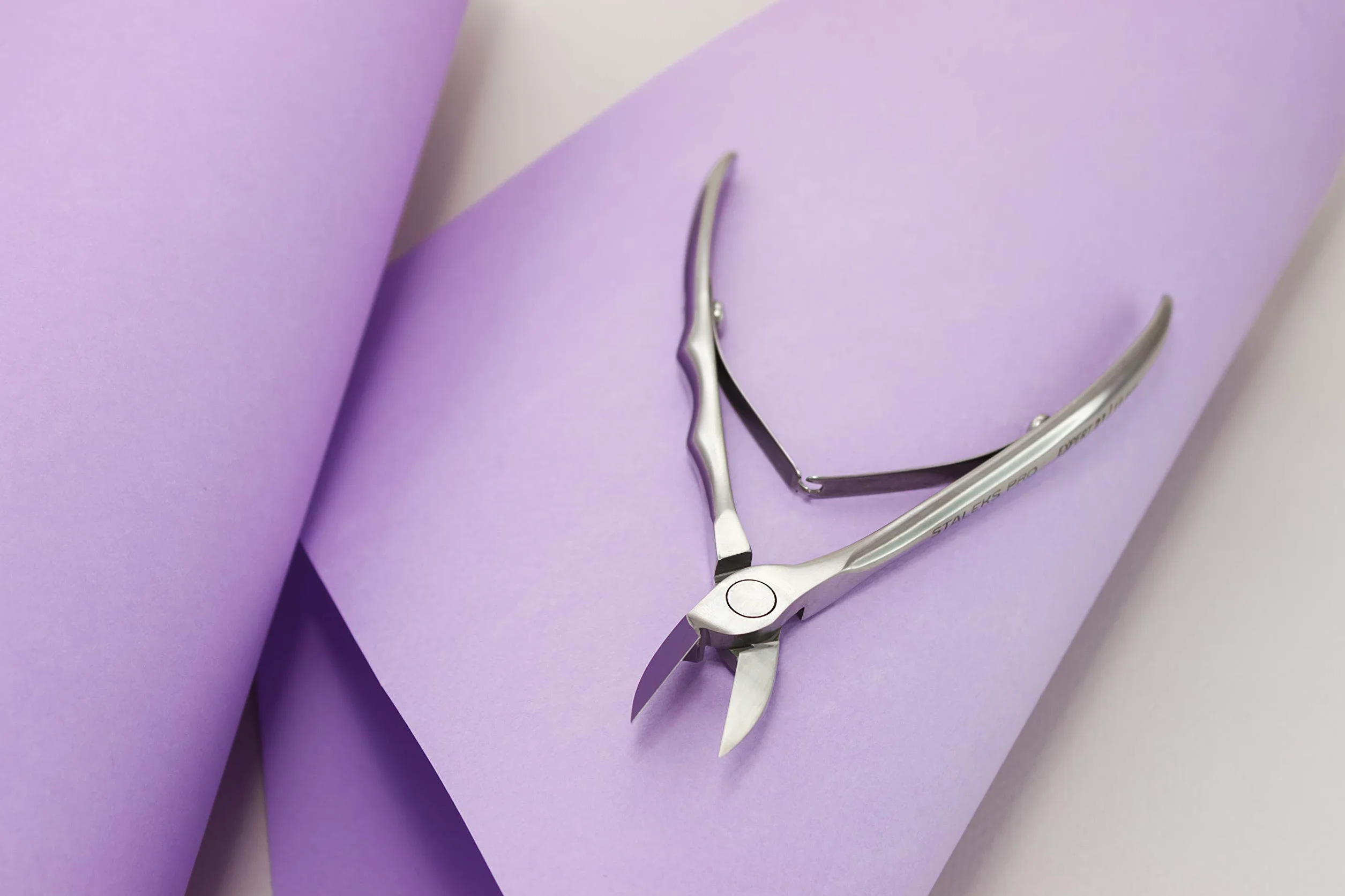KL-01 profesjonalne szczypce do skóry Staleks długość 11,5 cm cięcie 1,4 cm skórzane etui ochronne