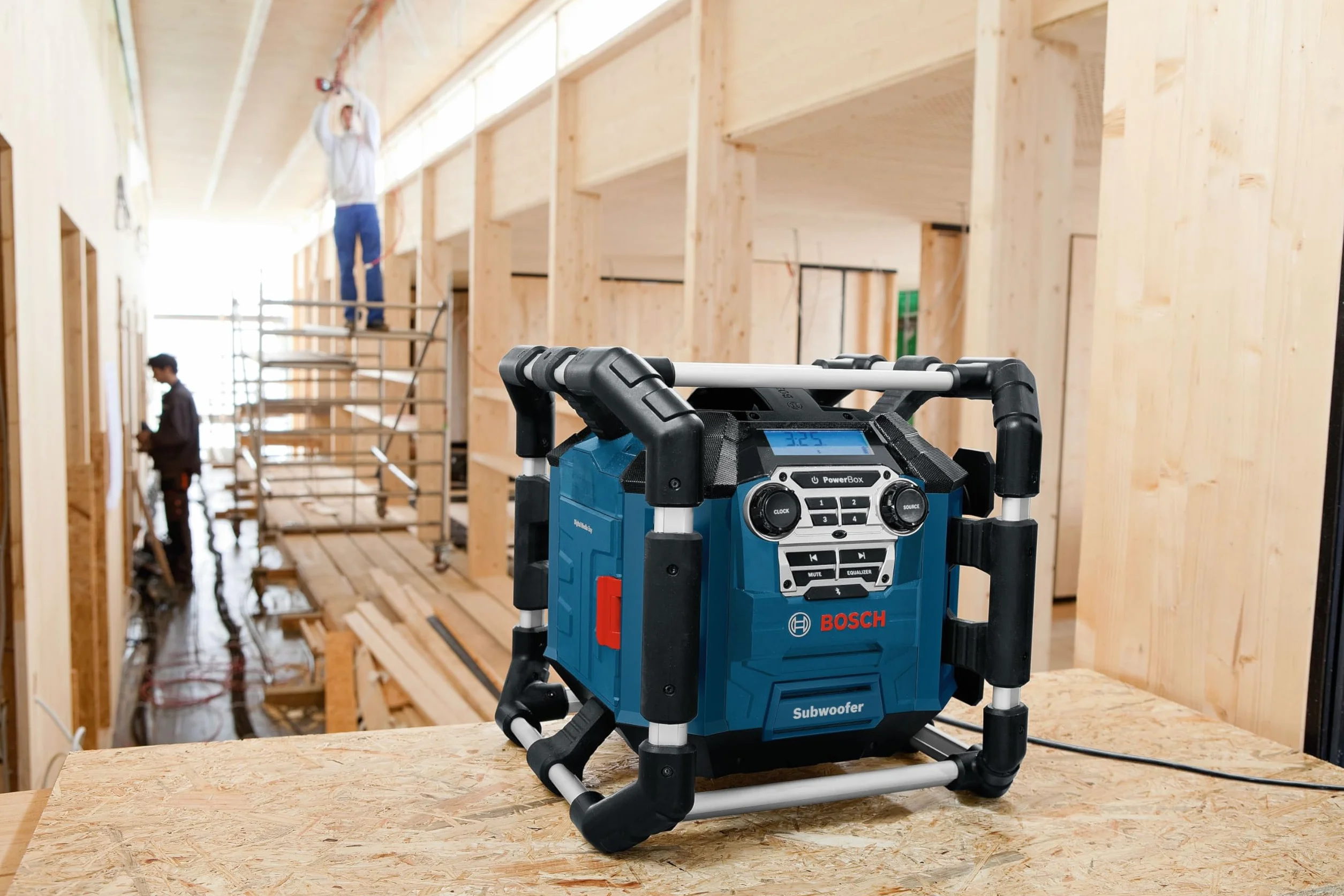 Bosch Professional system 18V: akumulatorowe radio budowlane GPB 18V-5 C (odbiór: Bluetooth, FM i AUX, przewód AUX, 2 baterie (AA))