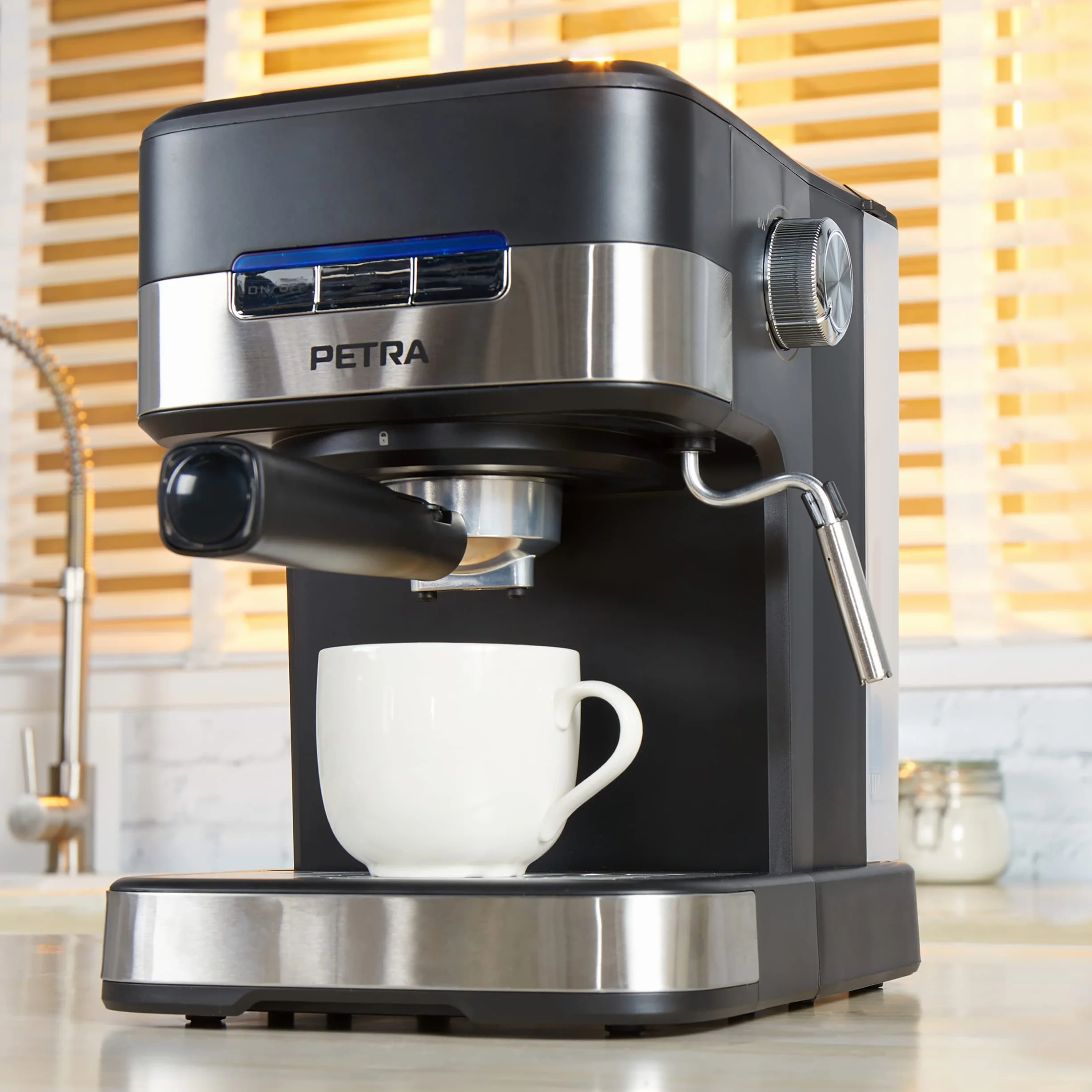 Petra PT4623VDEEU7 Ekspres do kawy Espresso Pro, pojedyncze i podwójne espresso, cappuccino i latte, wloska pompa cisnieniowe 15 bar ze spieniaczem do mleka, kawa mielona, zbiornik wody 1,5 l, 850 W