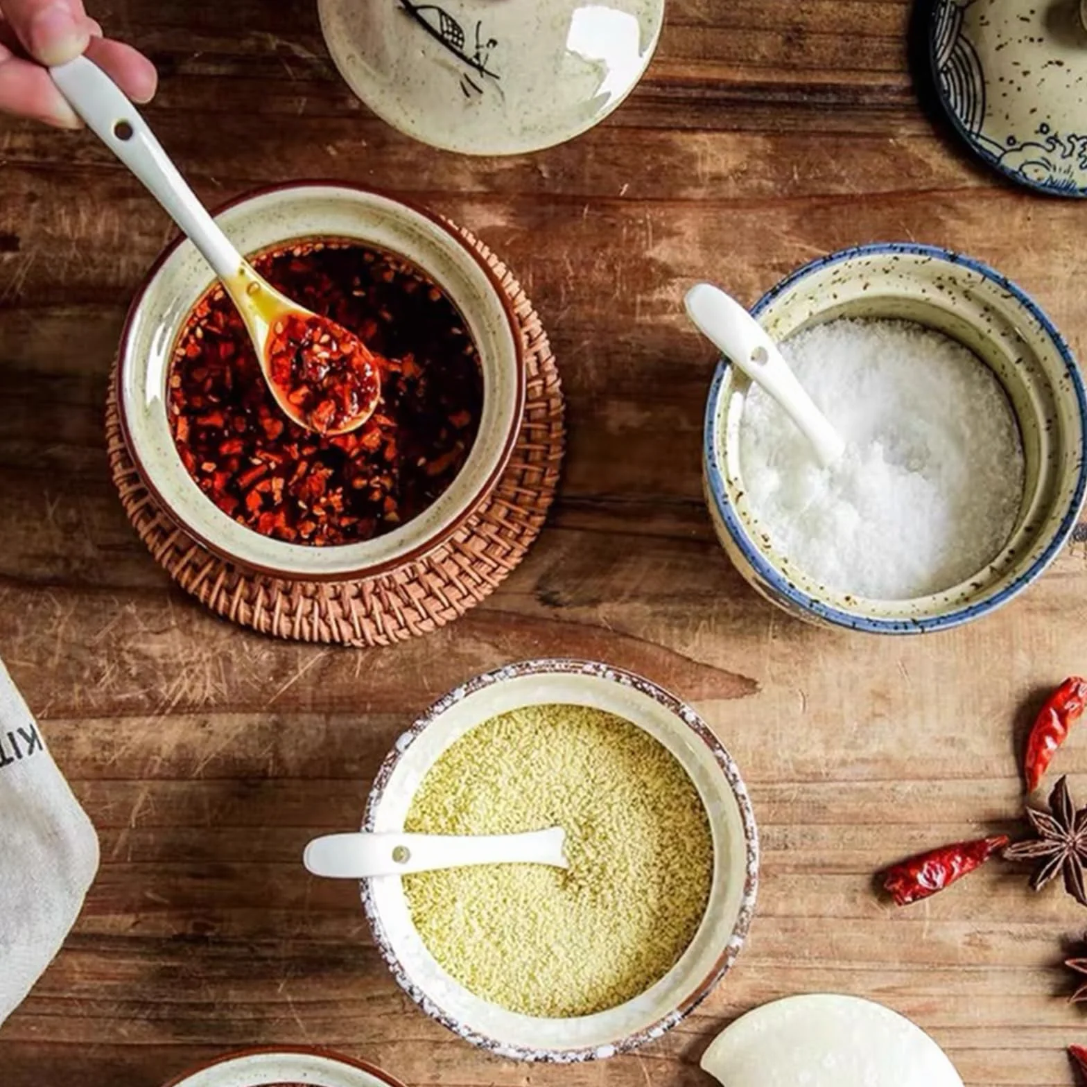 Ceramiczna cukiernica z pokrywką i łyżeczką na cukier, sól, przyprawy