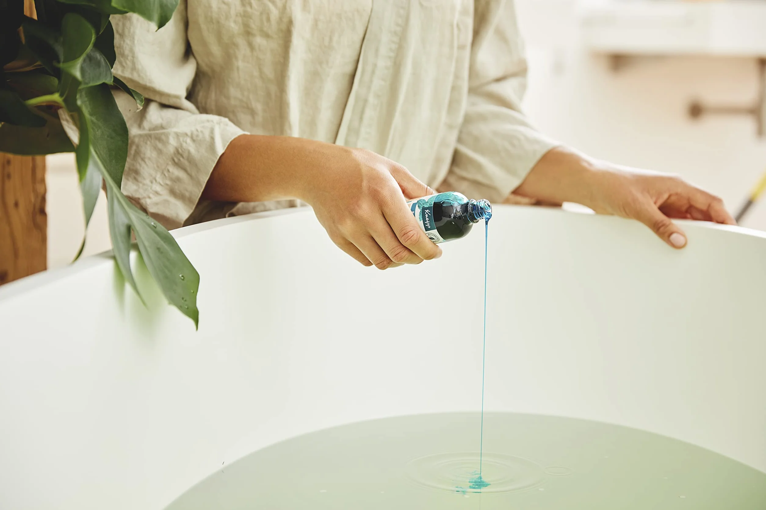 Kneipp Goodbye Stress Olejek do kąpieli z olejkami eterycznymi z rozmarynu i mięty wodnej dla mniejszego stresu i pozytywnej energii Odświeżający zapach 100 ml
