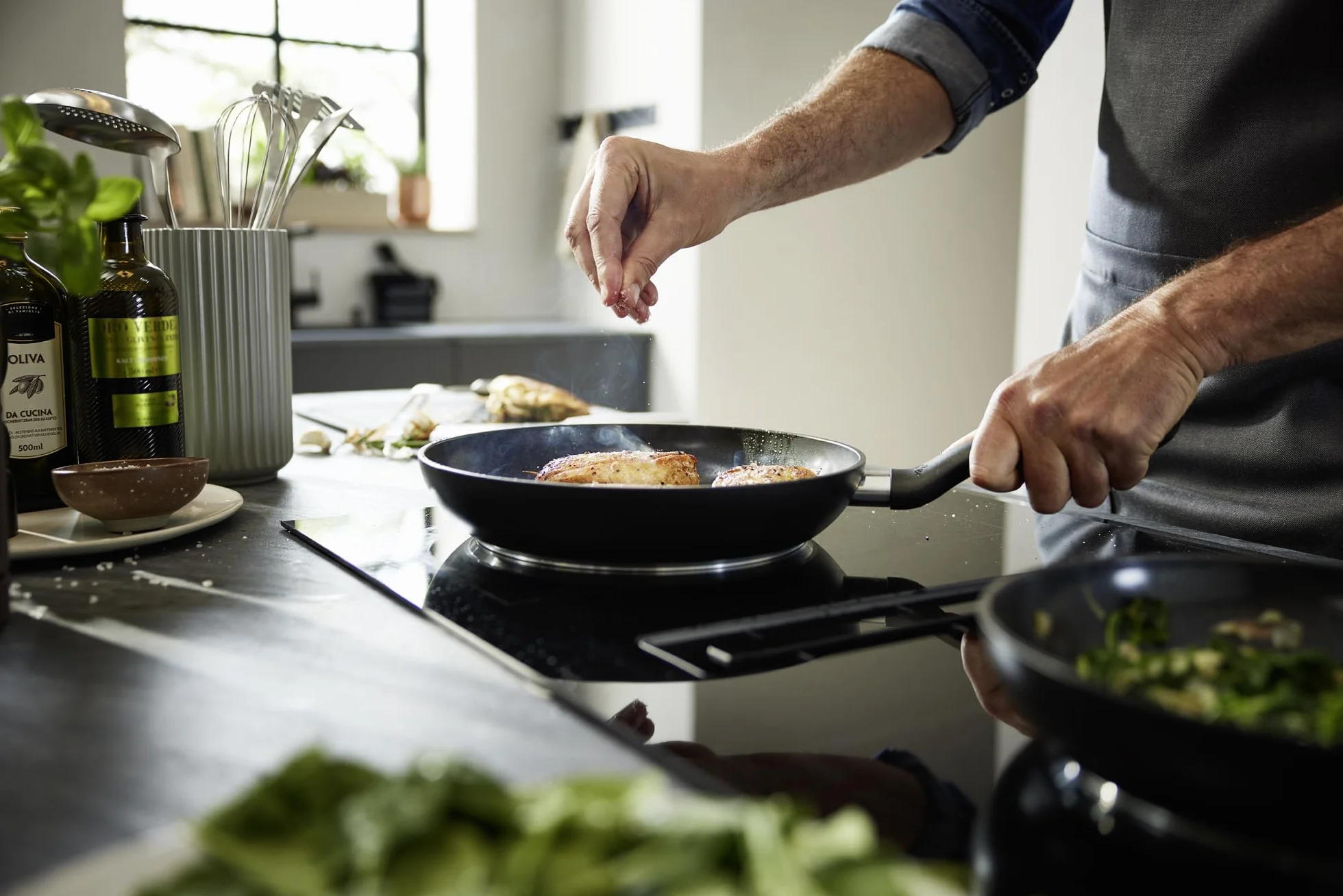 Fissler Essential Black/patelnia aluminiowa (20 cm) powlekana ceramiką, patelnia wyprodukowana bez PFAS/PTFE, indukcja – Made in Germany