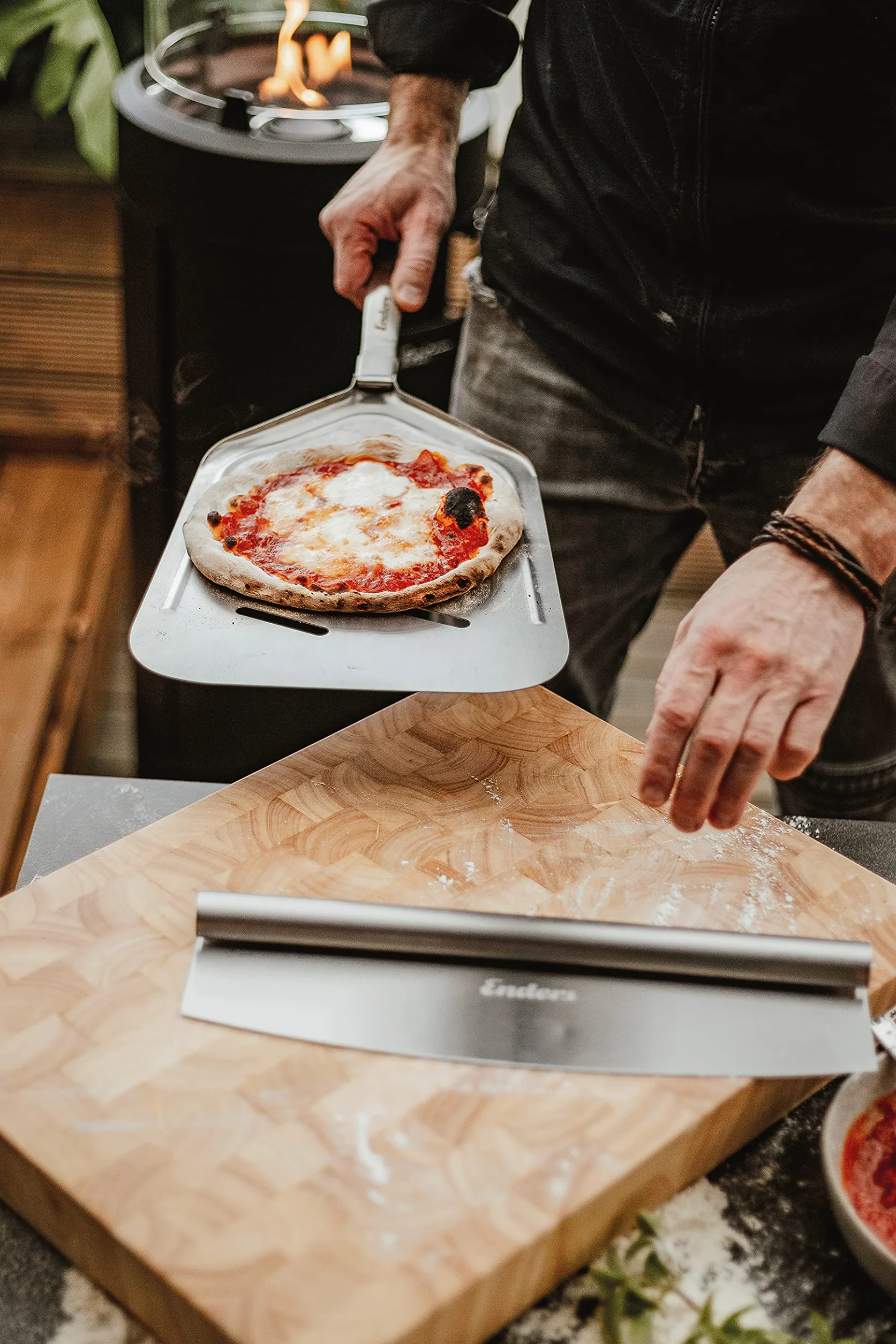 Enders Nóż do pizzy ze stali nierdzewnej 35,5 x 11 cm z nasadką ochronną