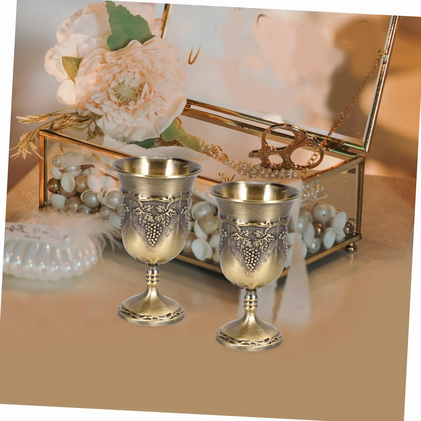 Hohopeti Metalowy Tłoczony Kielich Do Wina z Wzorem Winogron Stabilny i Elegancki Kubek Do Chińskich i Prezentów Vintage Style Wine Supplies Cup