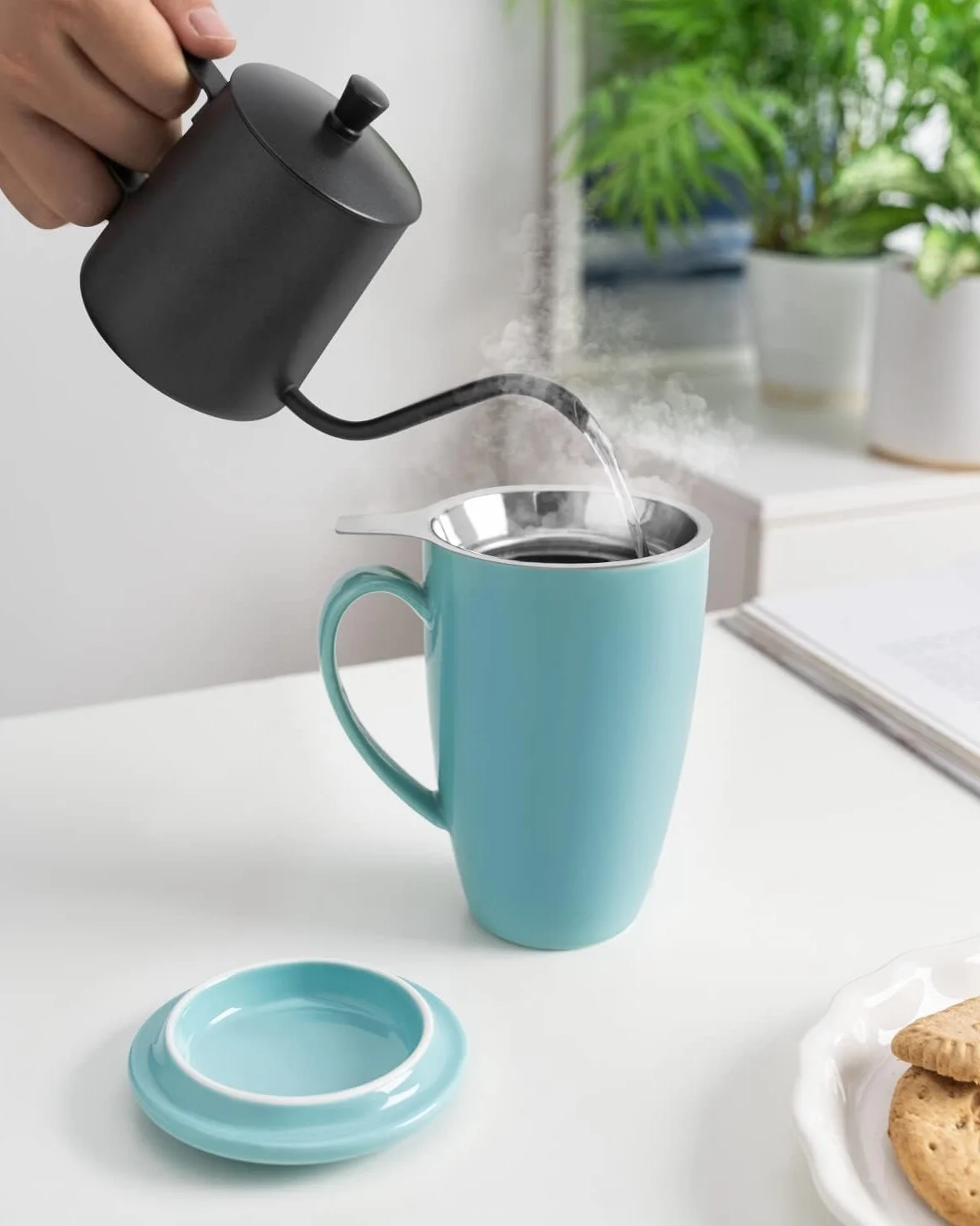 Porcelanowa filiżanka do herbaty z zaparzaczem i pokrywką 450 ml