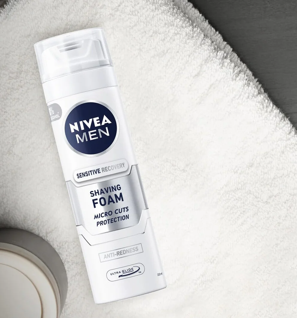 NIVEA MEN Sensitive Recovery Regenerująca pianka do golenia dla mężczyzn z rumiankiem i ekstraktem roślinnym, 200 ml