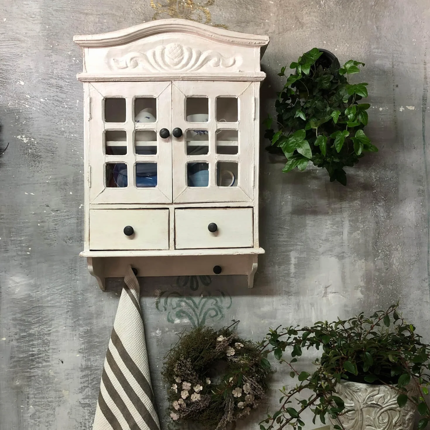 Szafka wisząca rustykalna w stylu shabby chic – biała drewniana witrynka z przeszklonymi drzwiczkami i szufladkami 68x45 cm do kuchni, jadalni Antyki24