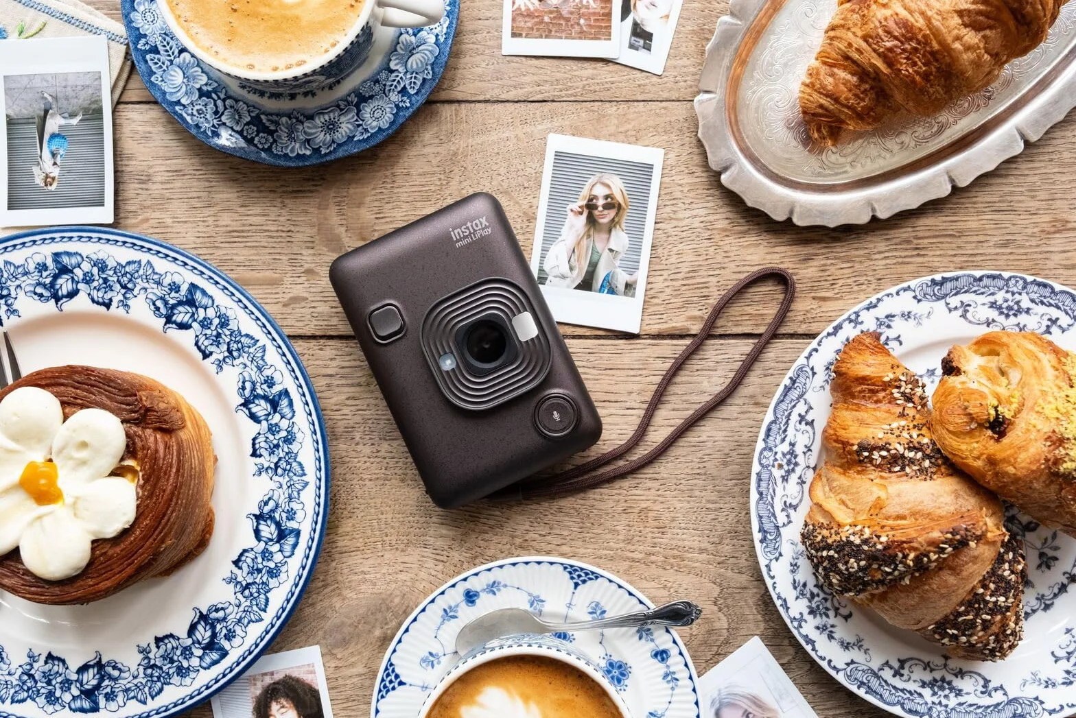 INSTAX mini LiPlay hybrydowy aparat natychmiastowy z tylnym wyświetlaczem LCD o przekątnej 2,7 cala, gniazdem kart Micro SD, ładowaniem przez USB-C, kolor Deep Bronze, film sprzedawany osobno
