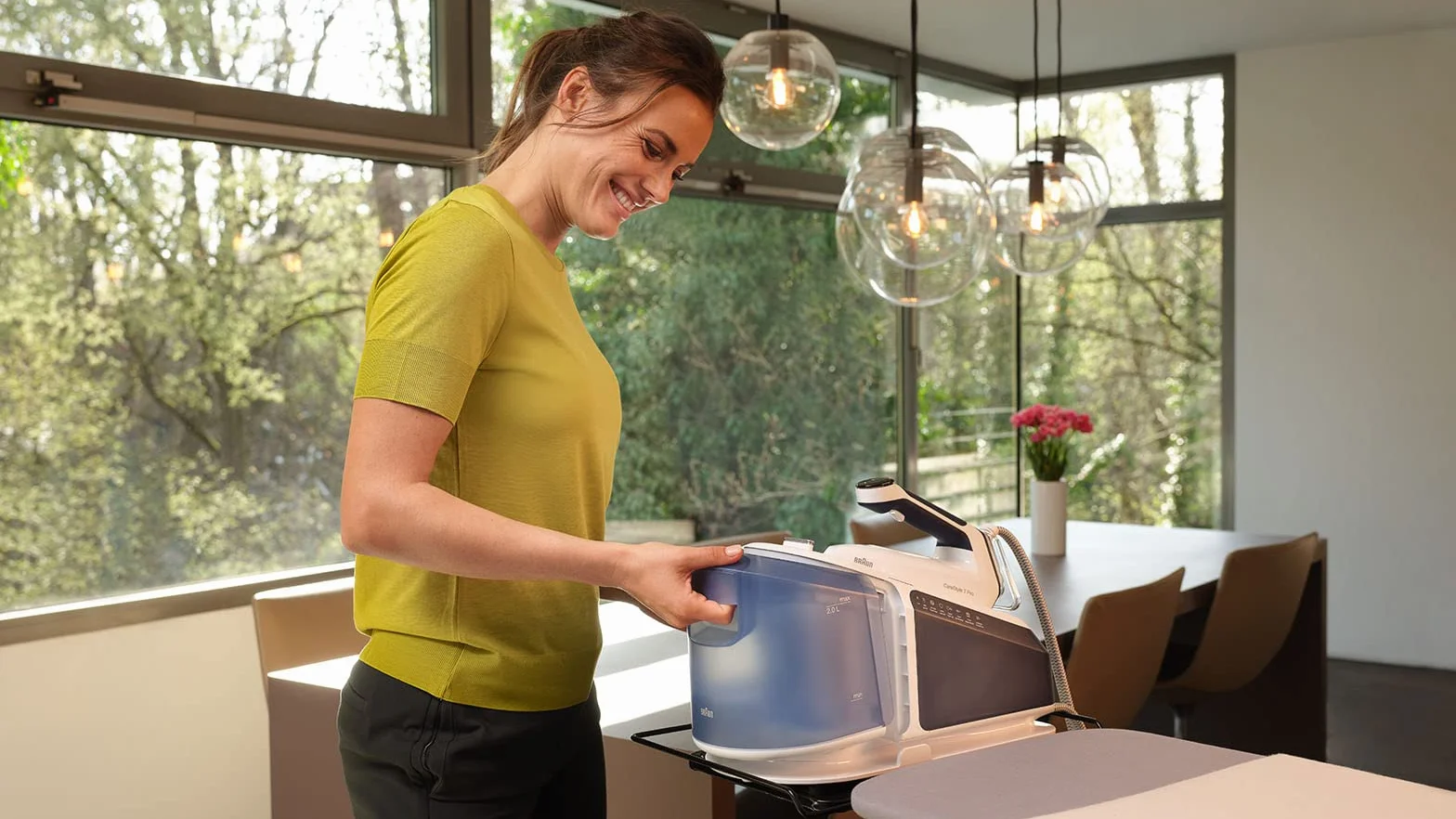 Braun CareStyle 7 Pro Stacja parowa IS 7282 BL, 2400W, uderzenie pary 600 g/min, zbiornik 2L, niebieski/biały