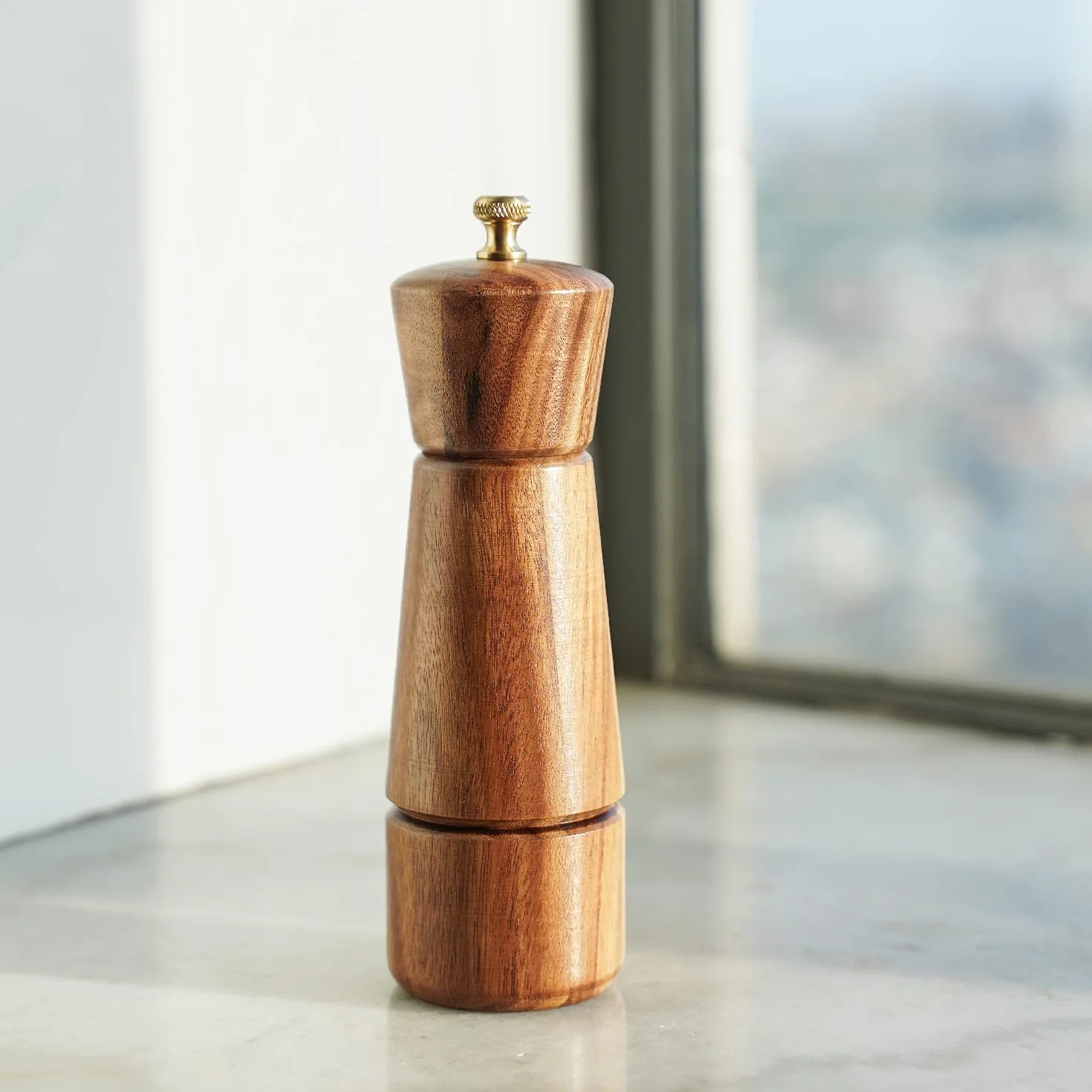 Młynek do pieprzu DeroTeno, regulowany mechanizm ze stali nierdzewnej do mielenia pieprzu, drewno akacji, wysokość 16,5 cm, średnica dolnej części: 5 cm (podstawka NIE wchodzi w skład zestawu)