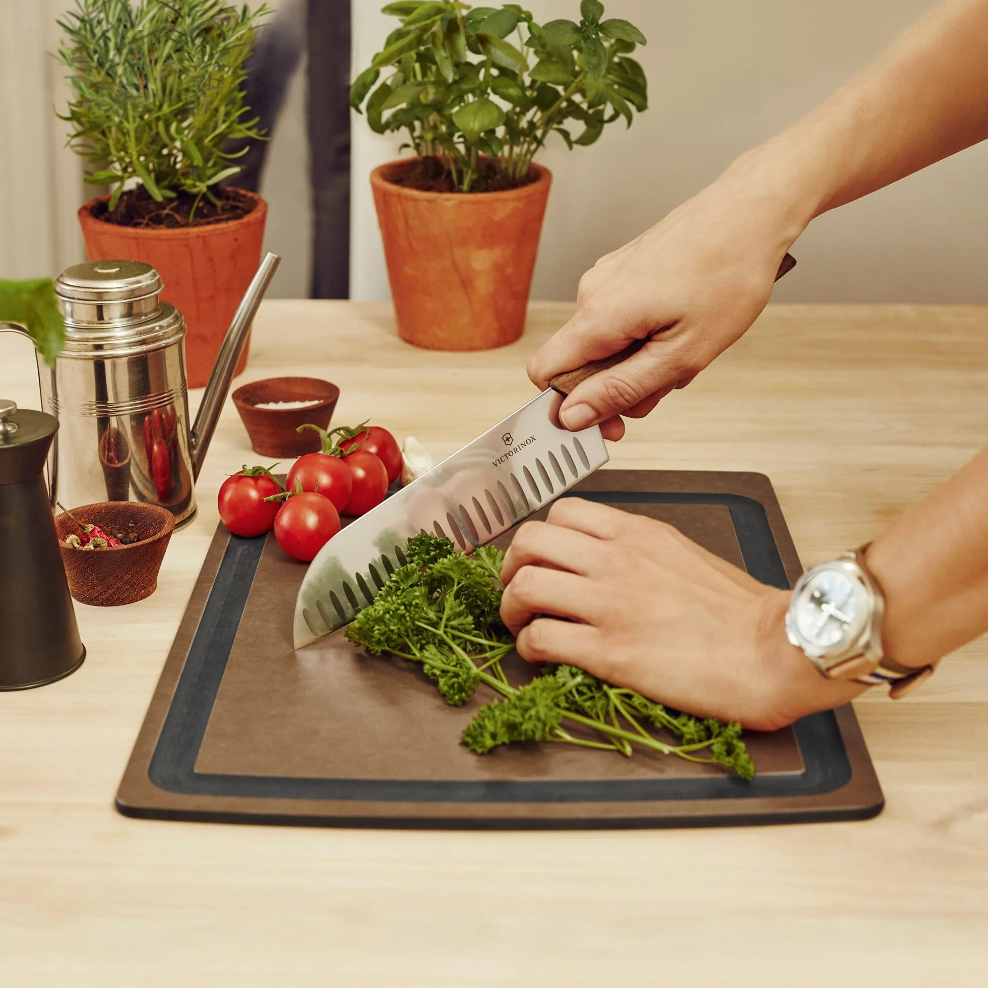 Victorinox Swiss Modern Santokumesser mit Kullenschliff, braun