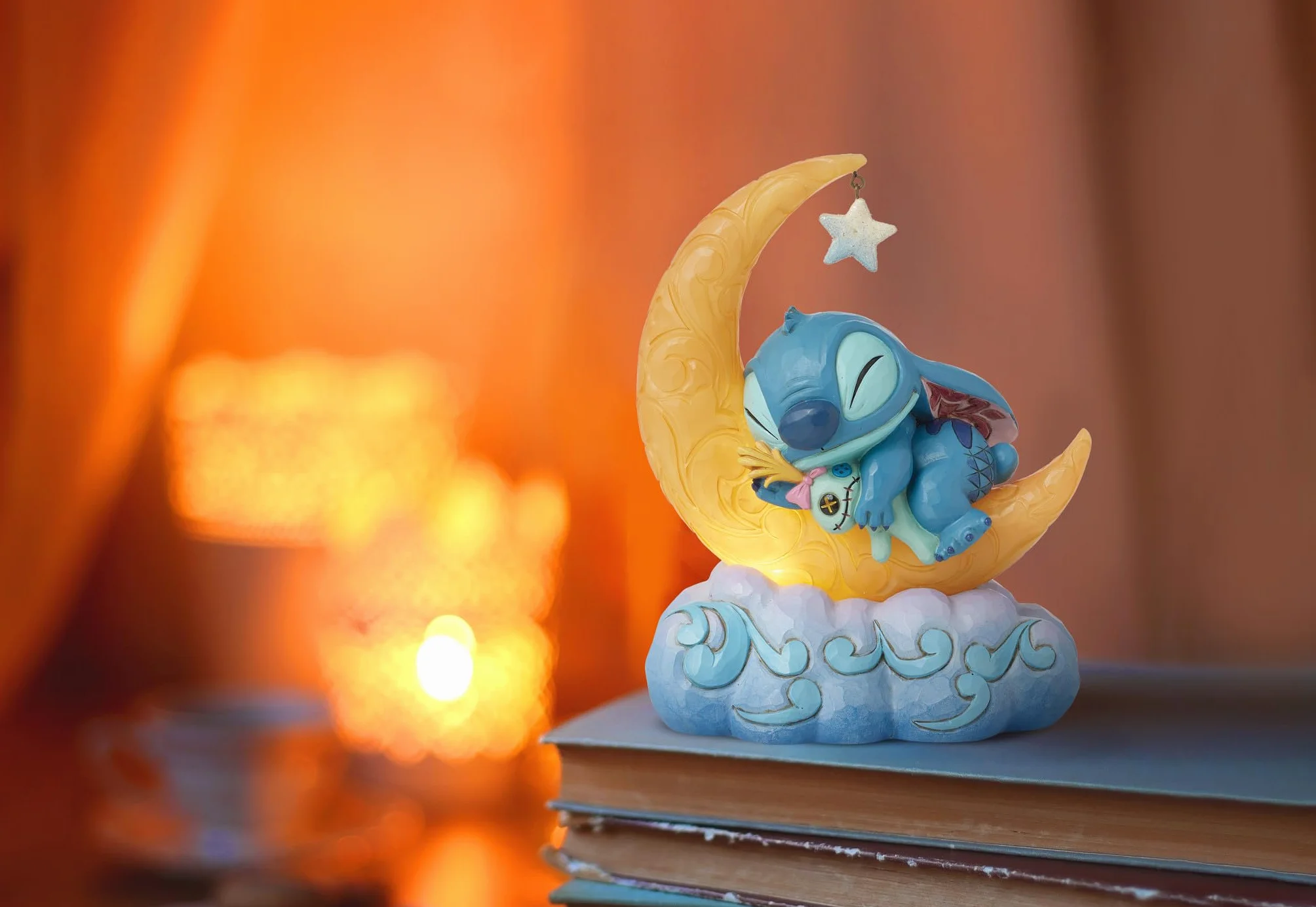 Disney Traditions Stitch and Scrump On Light Up Figurka Księżyca
