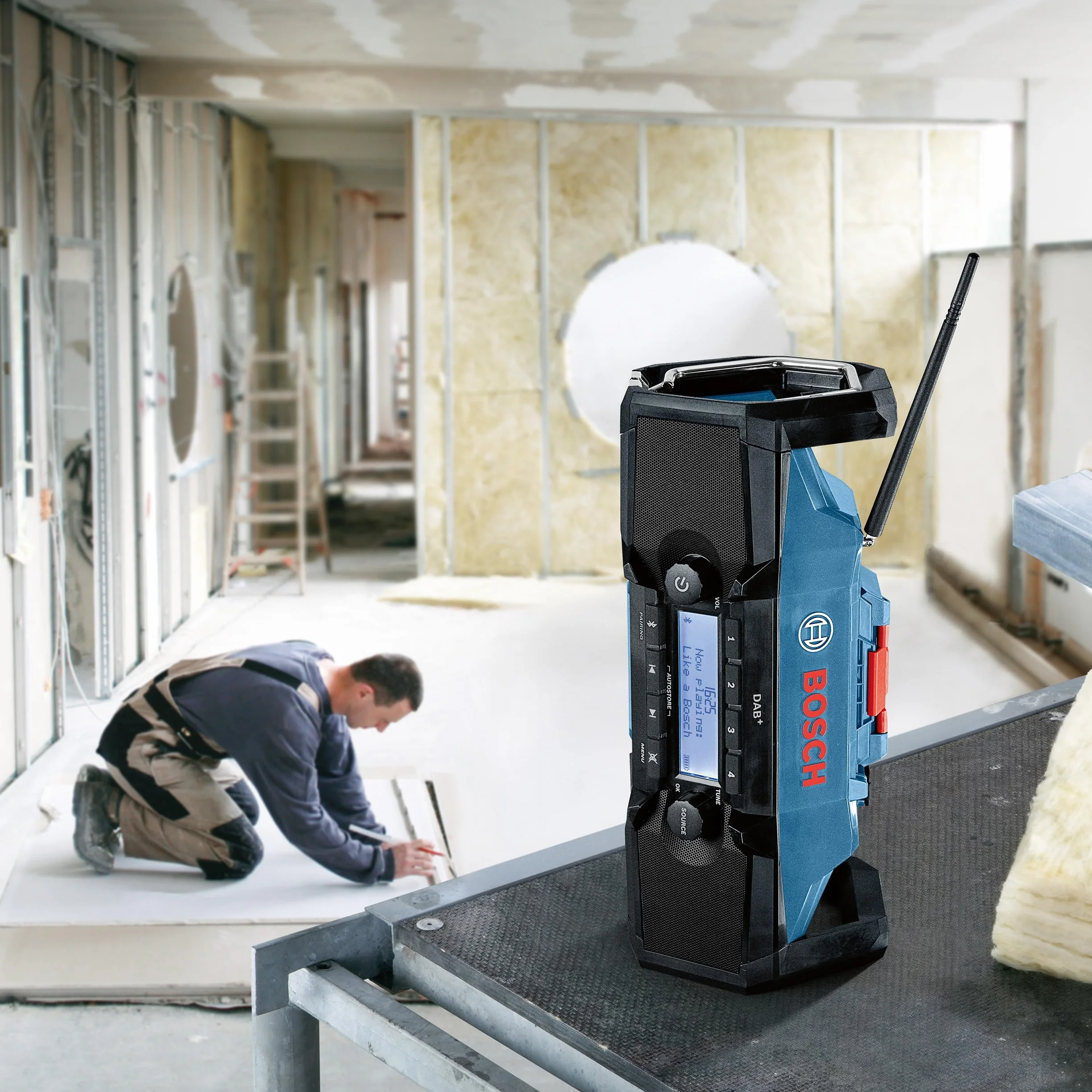 Bosch Professional system 18V: akumulatorowe radio budowlane GPB 18V-2 SC (1 adapter sieciowy DC-in, 1 przewód AUX, 1 bateria litowa 3V)