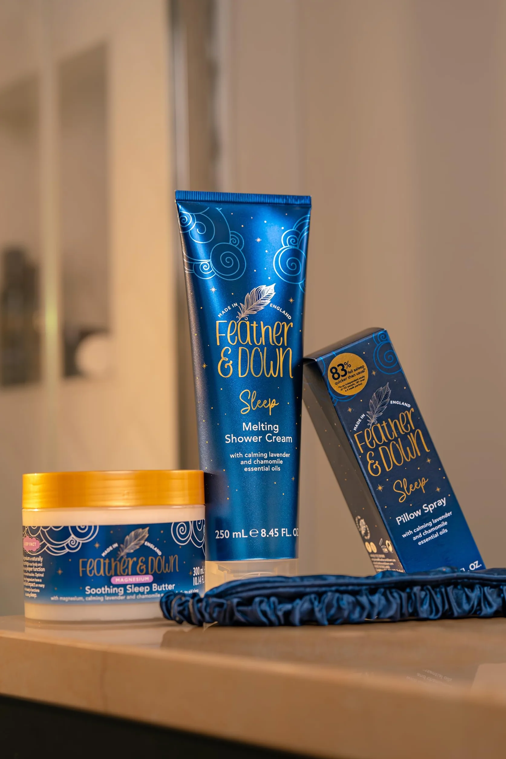 Feather & Down Magnezowe kojące masło do spania (300 ml) – z magnezem, uspokajającymi olejkami eterycznymi z lawendy i rumianku, które pomagają zasnąć. Przyjazne dla wegan i bez okrucieństwa.