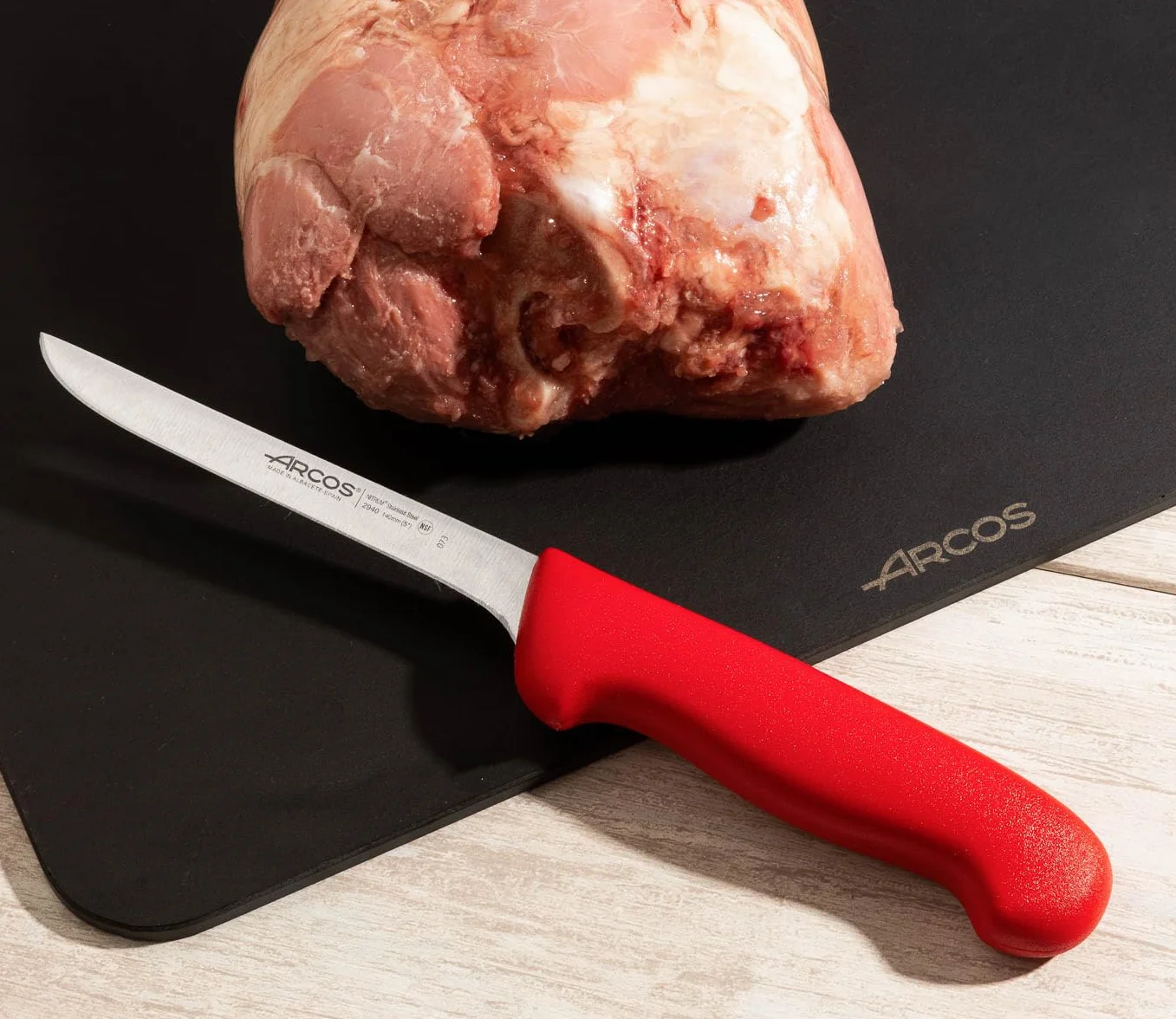 Arcos 2900-boning nóż 140 mm stal nierdzewna 18/8 uchwyt polipropylenowy czerwony