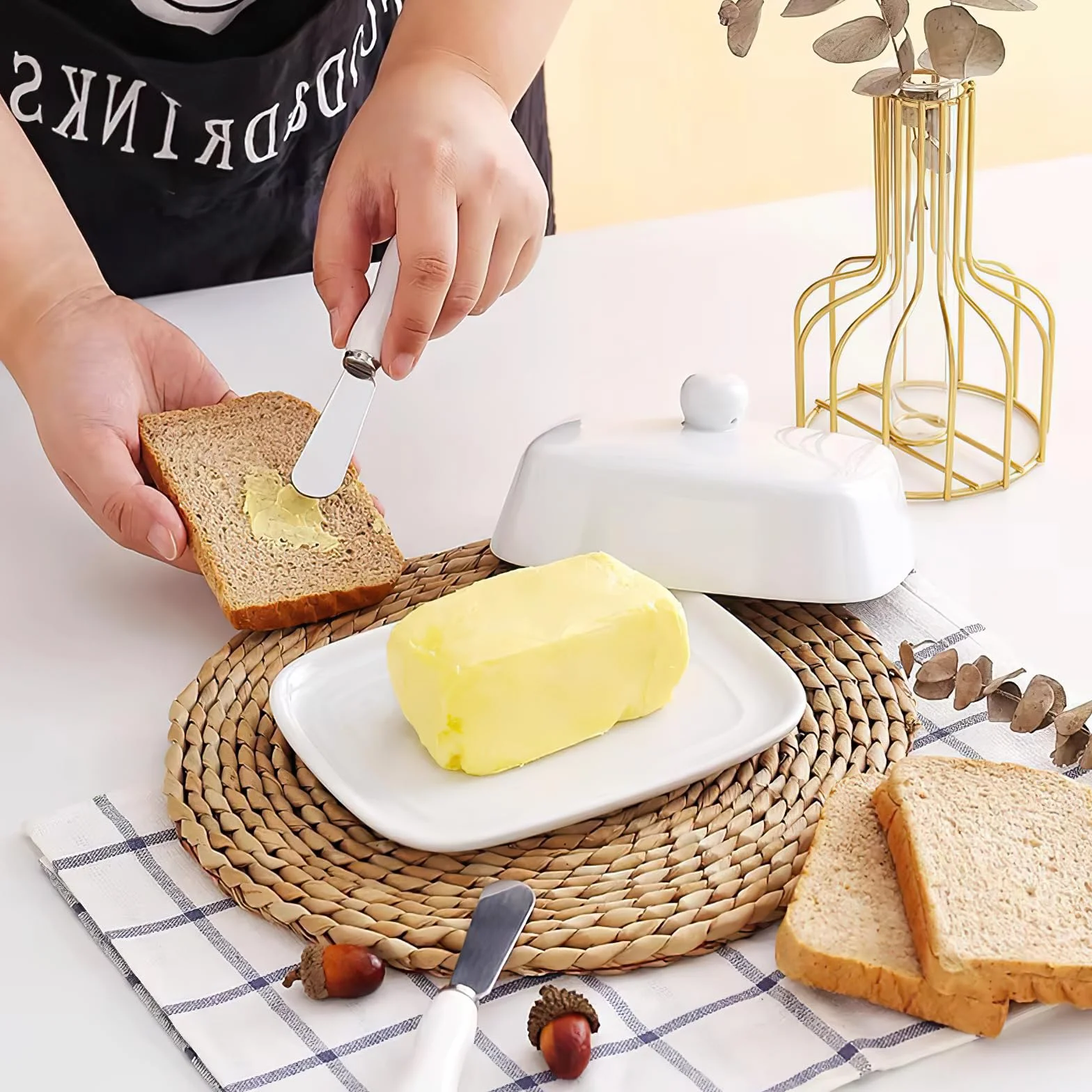 Maselniczka ceramiczna porcelanowa z pokrywką i uchwytem 250 g biała