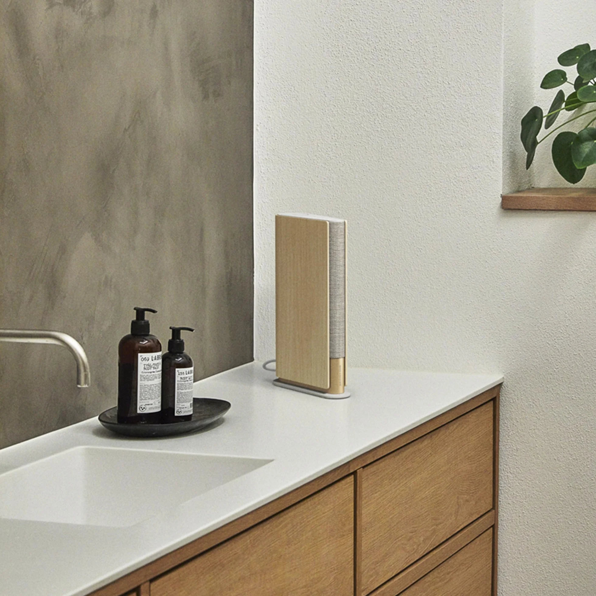 Bang & Olufsen Beosound Emerge - Kompaktowy głośnik półkowy, z wi-fi i bluetooth, niezwykle szeroki dźwięk, smukły głośnik domowy z certyfikatem Cradle to Cradle