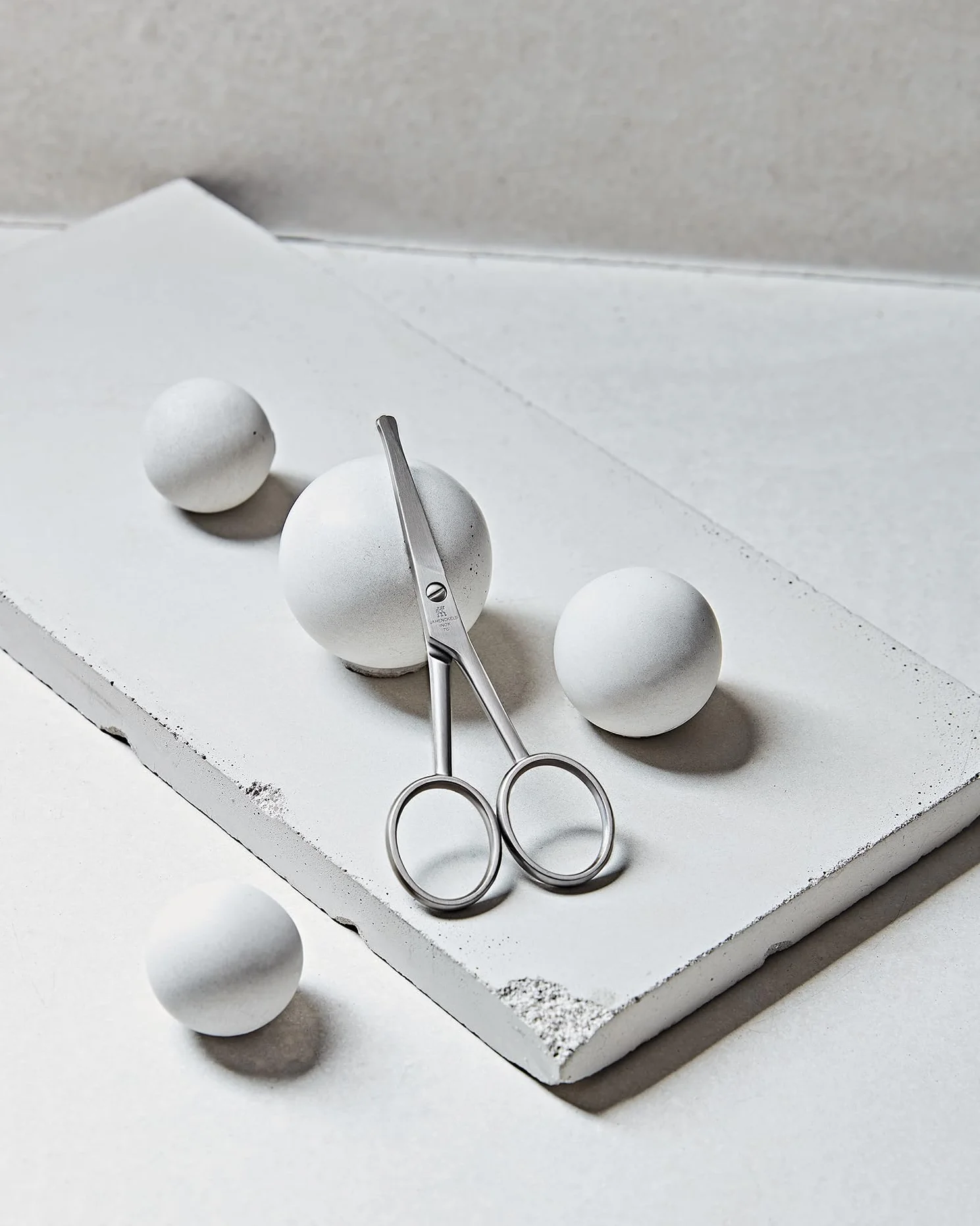 ZWILLING Nożyczki do włosów w nosie i uszach (prosta krawędź tnąca, zaokrąglona końcówka do bezpiecznego cięcia, ergonomiczny kształt), premium, 105 mm