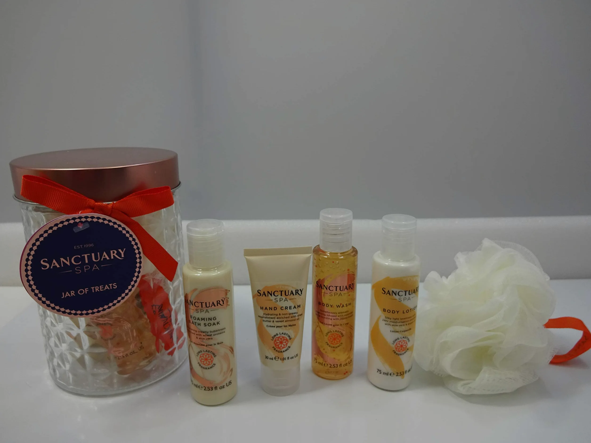 Sanctuary Spa zestaw upominkowy hamper, płyn do mycia ciała, balsam do ciała, formujący kąpiel, krem do rąk, zestaw upominkowy dla kobiet