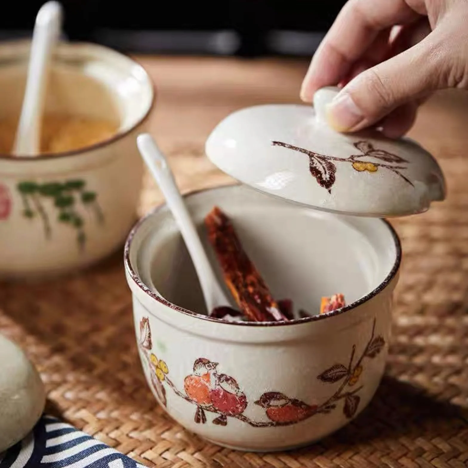 Ceramiczna cukiernica z pokrywką i łyżeczką na cukier, sól, przyprawy