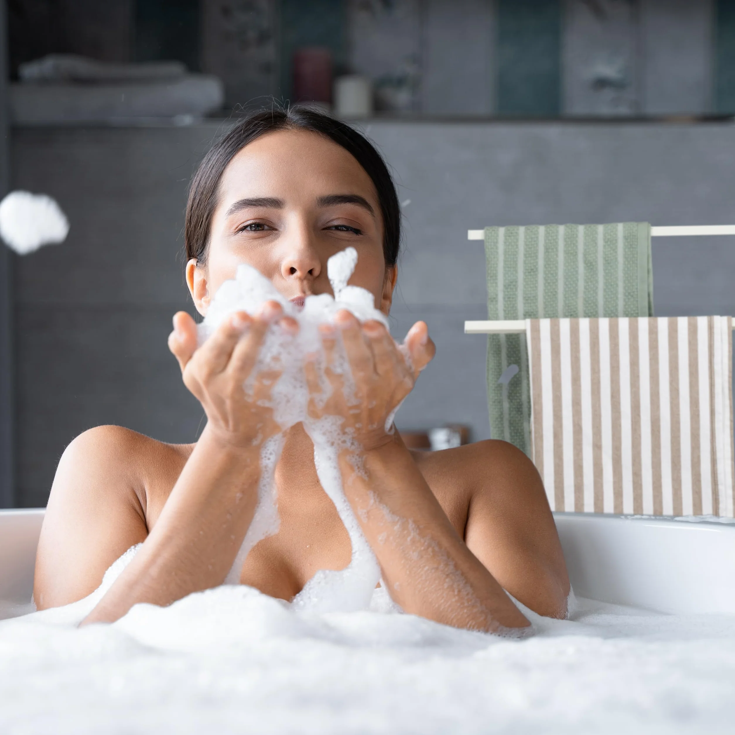 Relaxdays Wieszak na ręczniki stojący 2 drążki drewno metal biały naturalny