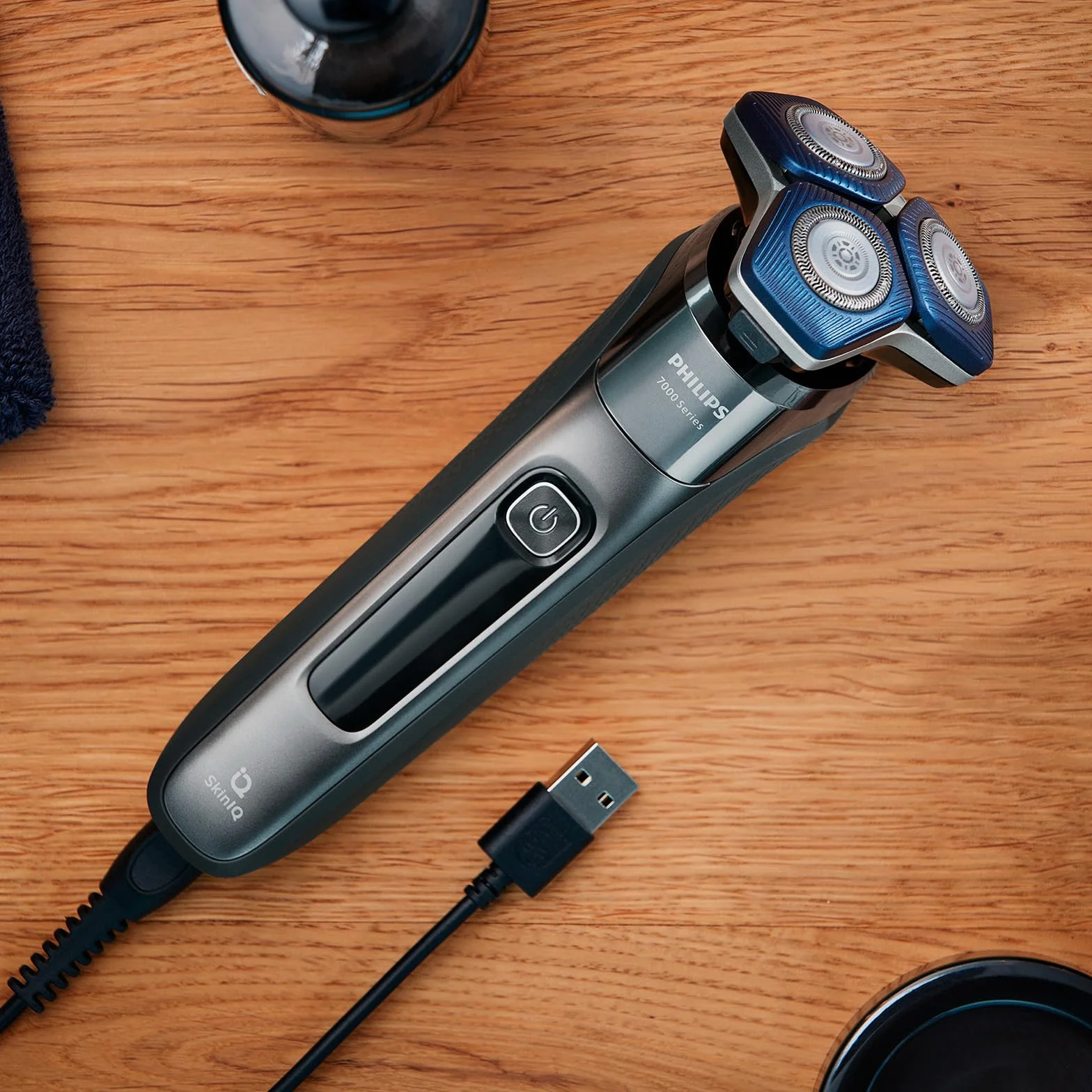 Golarka elektryczna Philips Series 7000 do golenia na mokro i na sucho z technologią SkinIQ, zintegrowanym trymerem, podkładką ładującą, etui podróżnym i szczotką do czyszczenia (Model S7887/35)