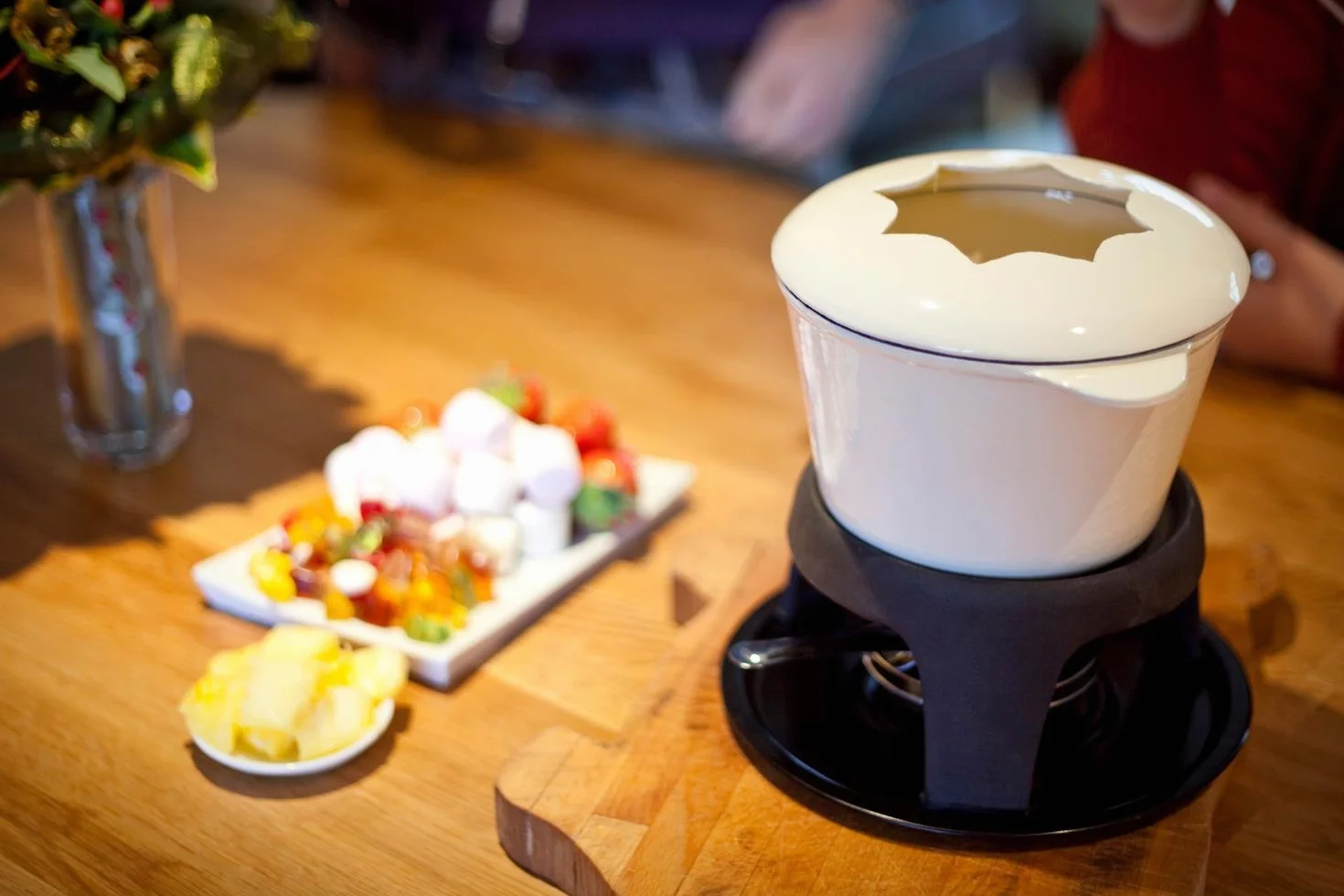 MasterClass Zestaw do fondue z żeliwa, garnek do fondue z 6 widelcami i emaliowaną miską z żeliwa, doskonała retencja ciepła i regulowany palnik, w pudełku prezentowym, kremowy, 21 x 18 cm