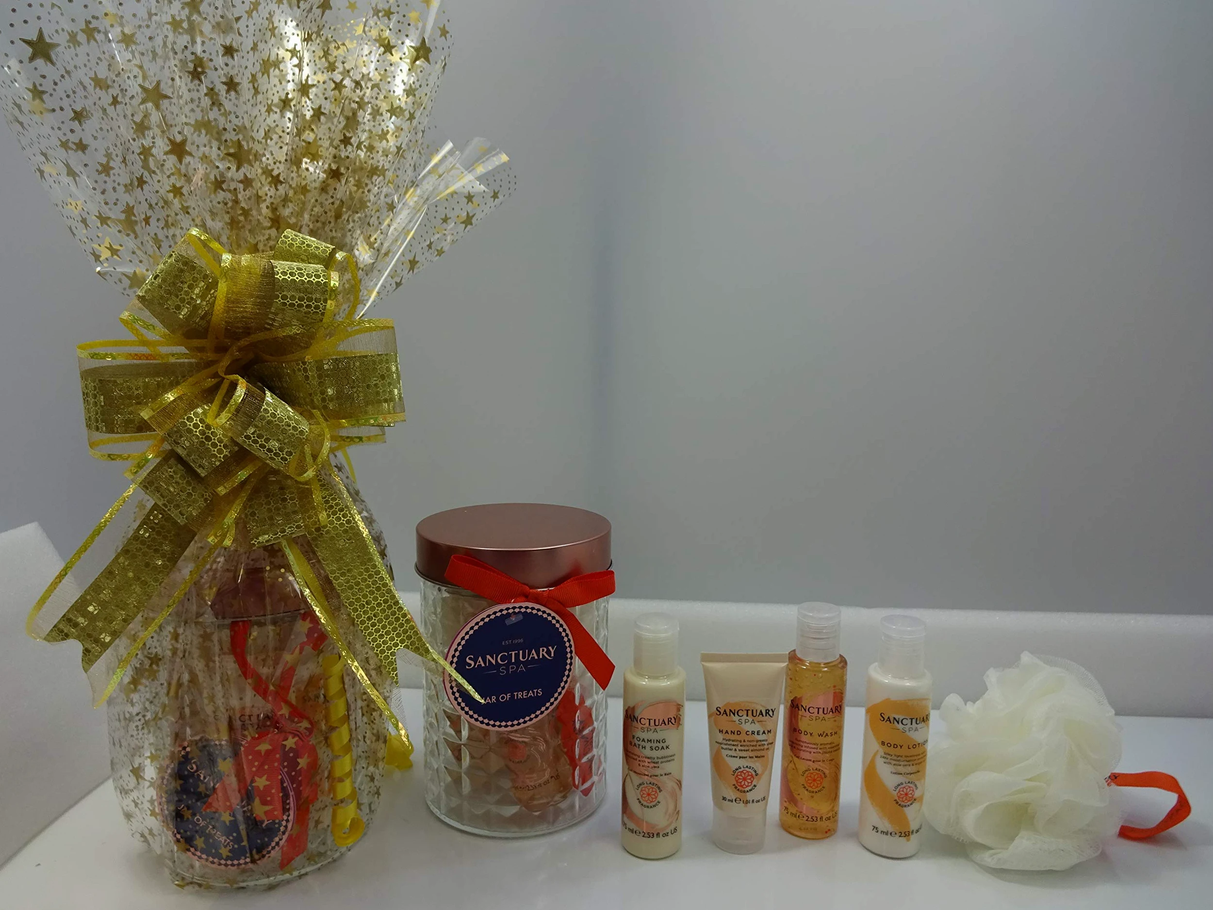 Sanctuary Spa zestaw upominkowy hamper, płyn do mycia ciała, balsam do ciała, formujący kąpiel, krem do rąk, zestaw upominkowy dla kobiet