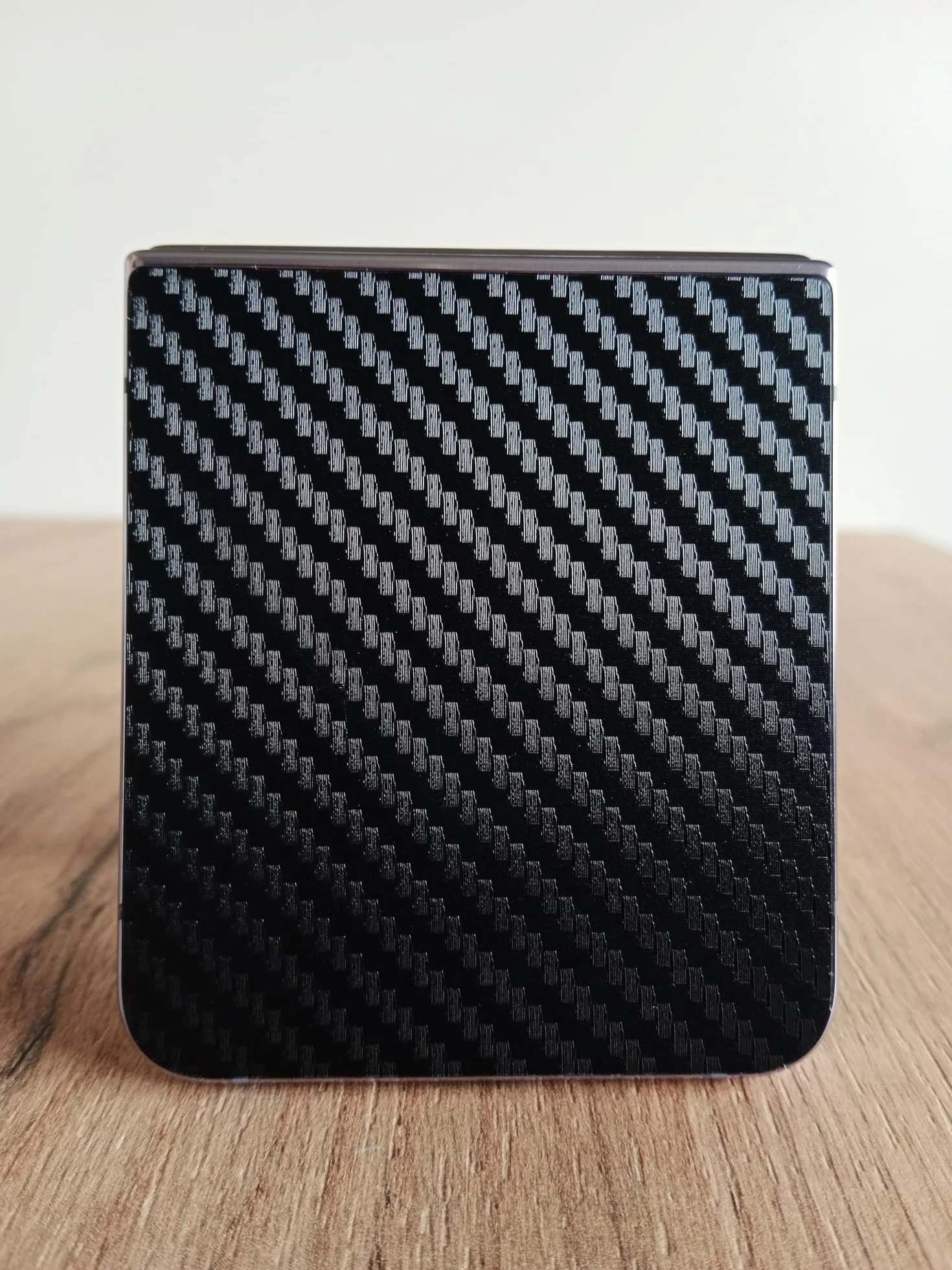 apgo Skins folia naklejka skórka strukturalna na TYŁ do Apple iPhone 13 Pro - Carbon Czarny