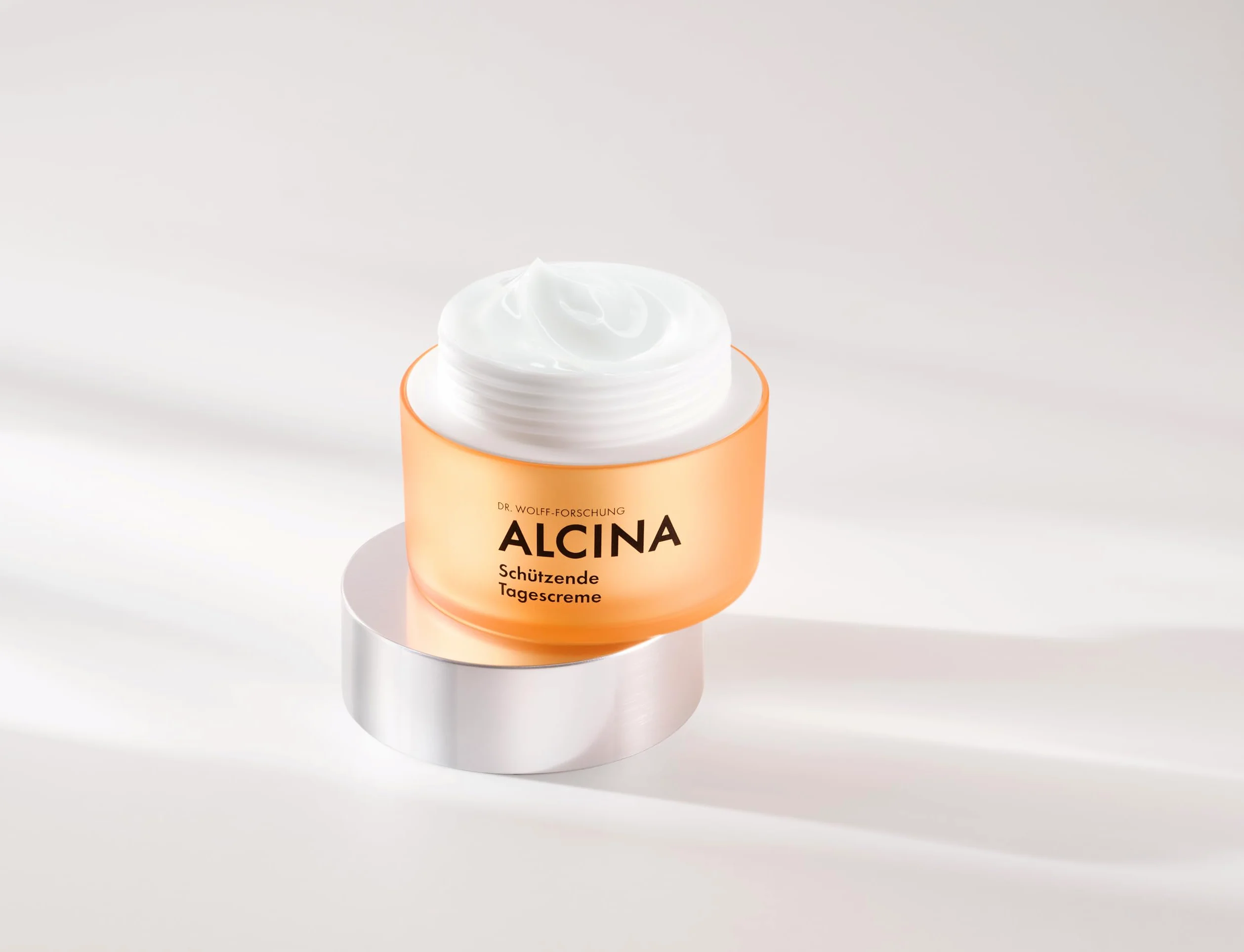 ALCINA Ochronny krem na dzień LSF 30-1 x 50 ml – chroni przed plamami pigmentowymi spowodowanymi słońcem i intensywnie nawilża skórę – z kwasem hialuronowym i masłem shea