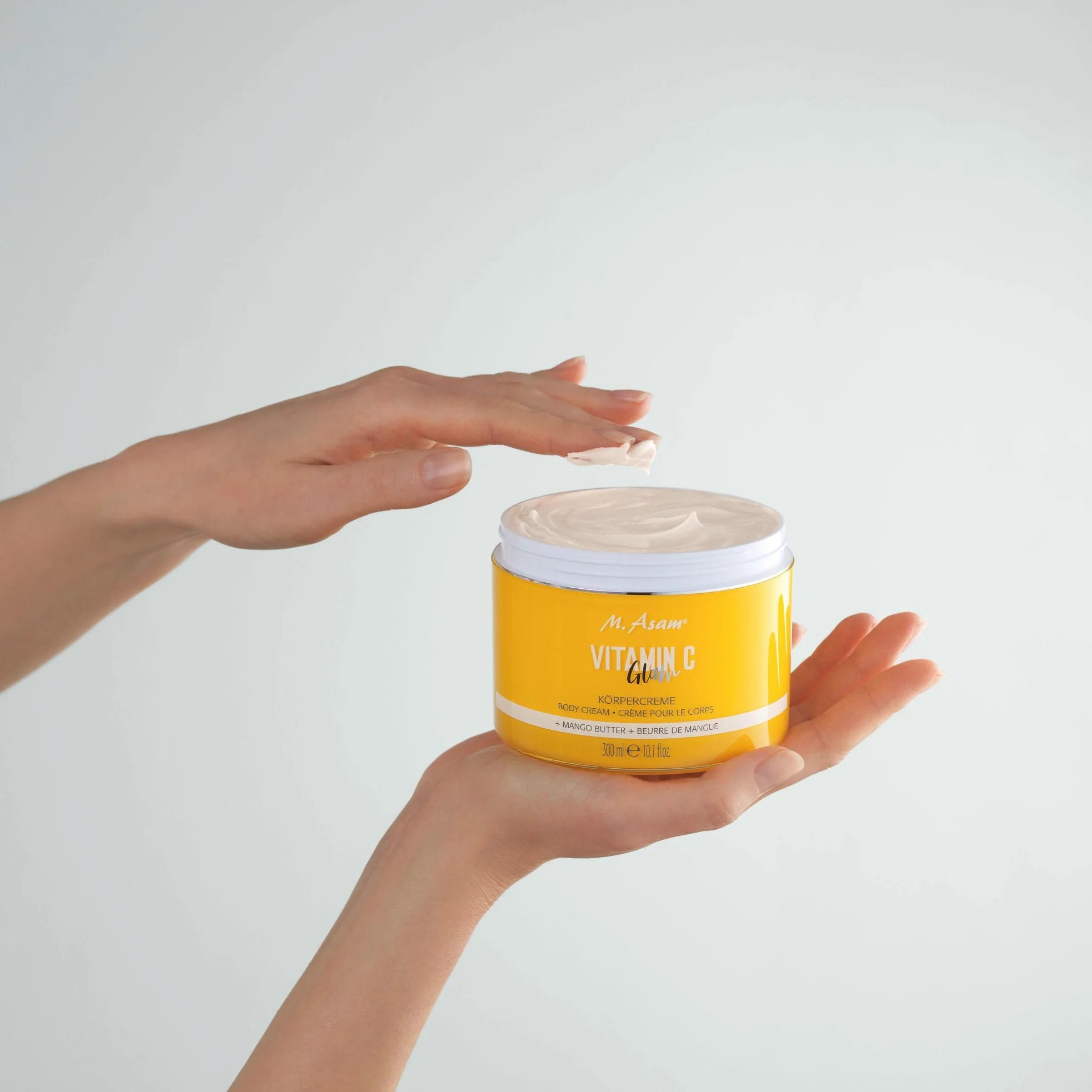 M. Asam Witamina C Glam krem do ciała (300 ml) – nawilżający i wygładzający balsam do ciała z masłem mango i olejkiem marakuja, chroni przed wysychaniem, delikatna tekstura z błyszczącymi cząsteczkami