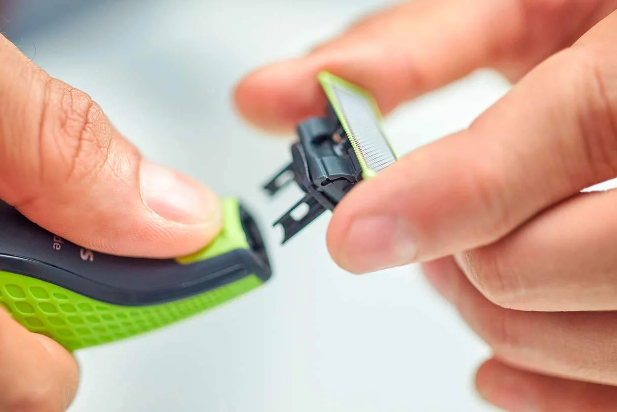 Wymienne ostrze Philips OneBlade - Pasuje do wszystkich uchwytów OneBlade - 200 ruchów na sekundę - Przycinanie, modelowanie i golenie włosów każdej długości - 2 ostrza - QP220/50