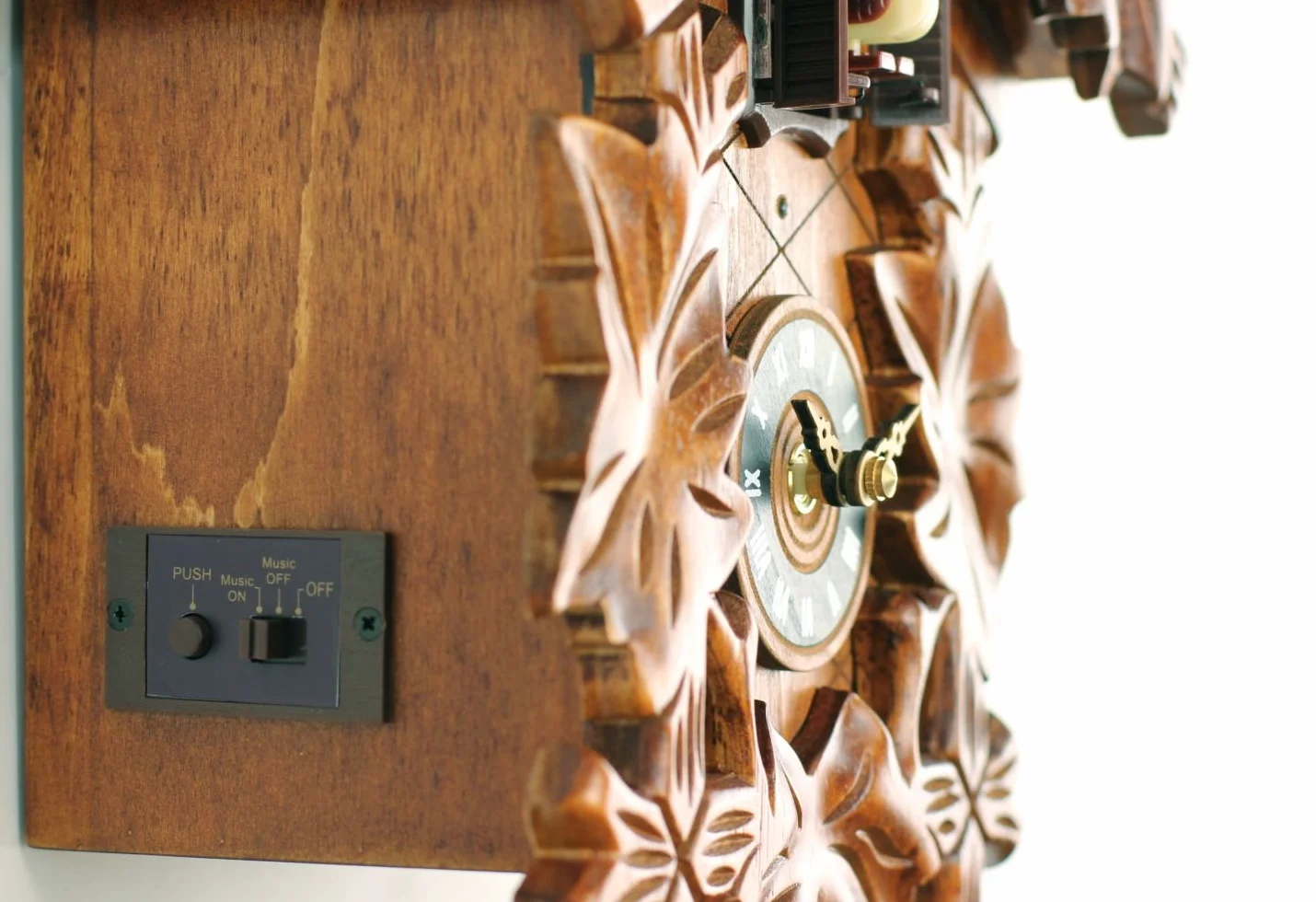 Zegarek kukułczy z Lasu Czarnego wykonany z prawdziwego drewna, z mechanizmem kwarcowym zasilanym baterią, z kukułką i mechanizmem muzycznym, 30 cm, zdobiony pięcioma liśćmi, od Uhren-Park Eble