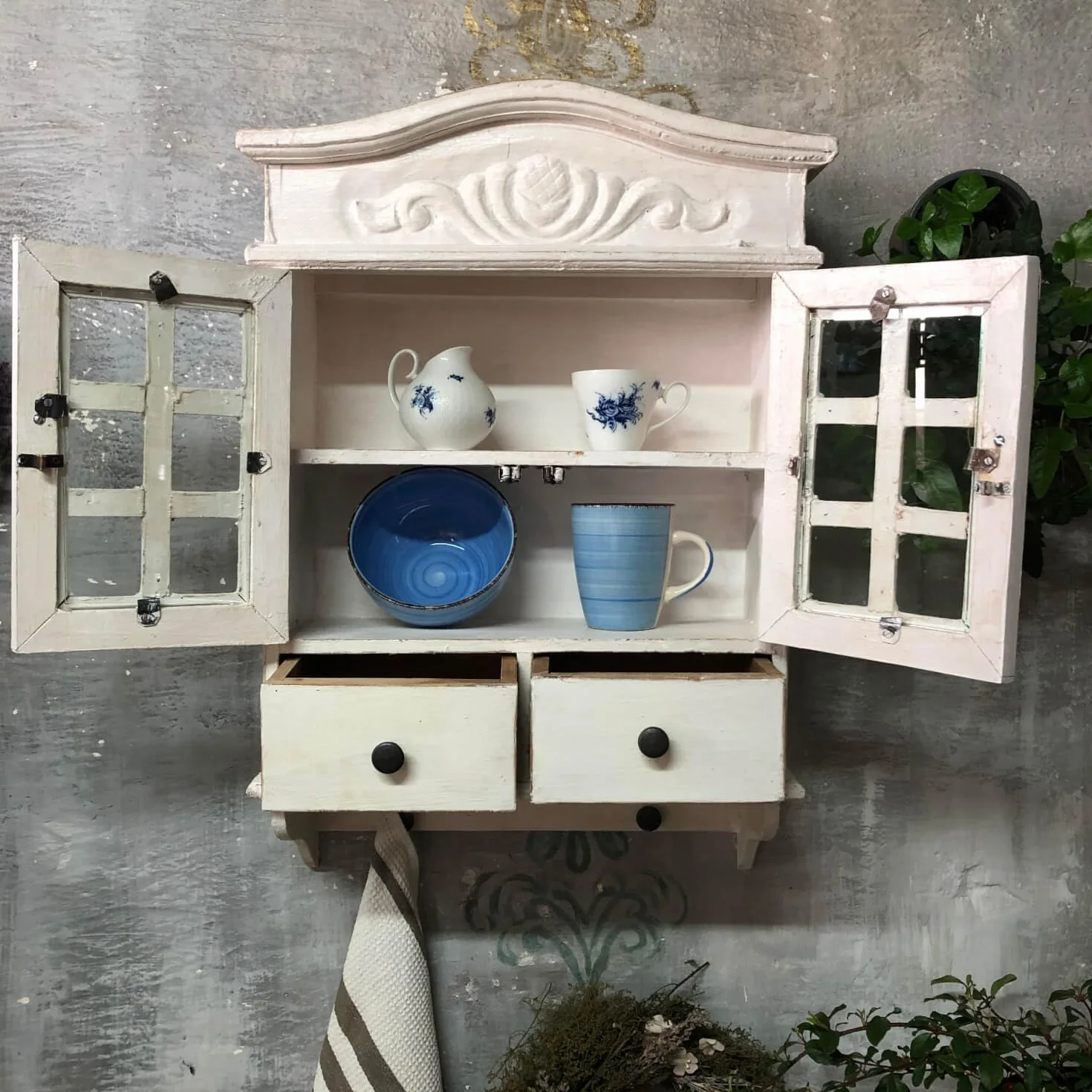 Szafka wisząca rustykalna w stylu shabby chic – biała drewniana witrynka z przeszklonymi drzwiczkami i szufladkami 68x45 cm do kuchni, jadalni Antyki24