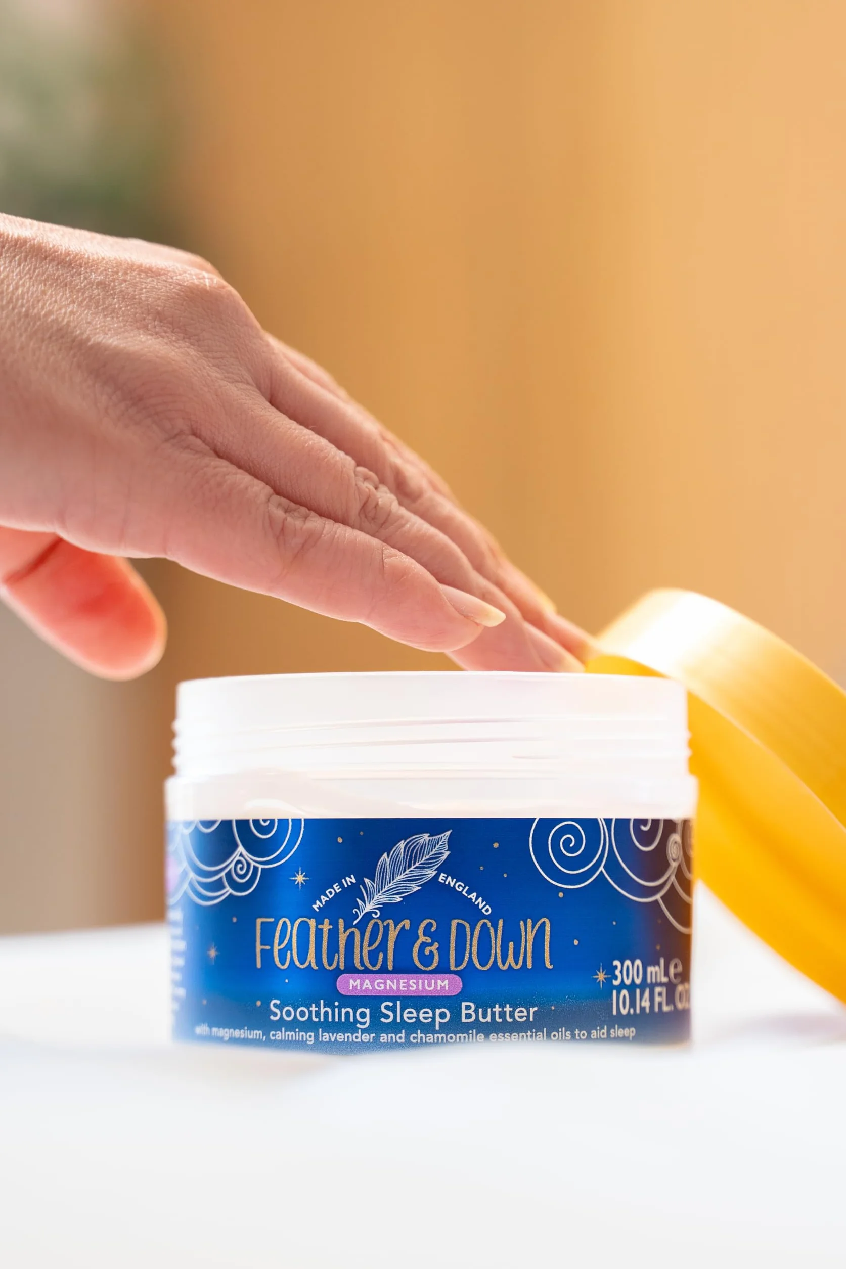 Feather & Down Magnezowe kojące masło do spania (300 ml) – z magnezem, uspokajającymi olejkami eterycznymi z lawendy i rumianku, które pomagają zasnąć. Przyjazne dla wegan i bez okrucieństwa.